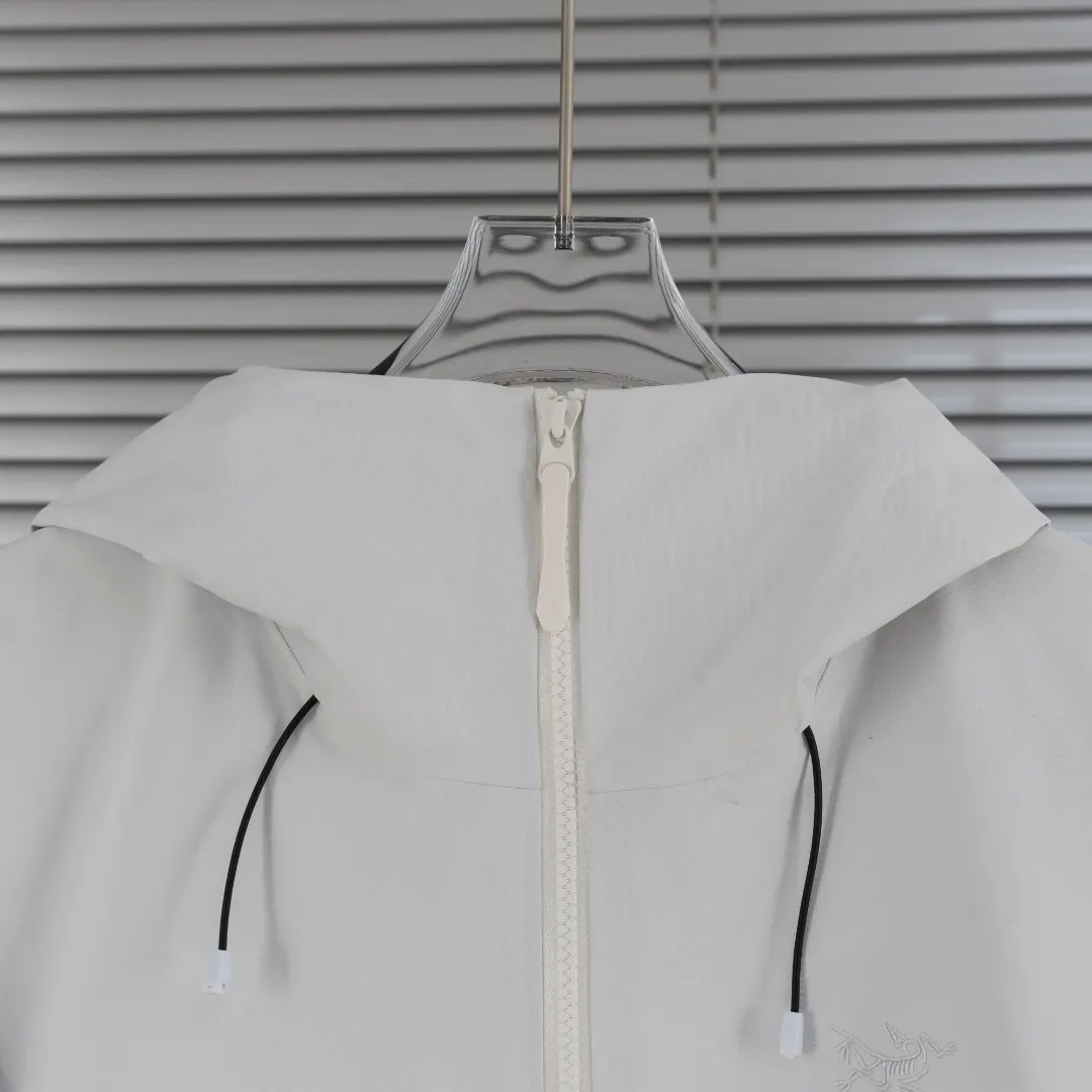 Alpha SV GORE-TEX Pro Hooded Shell Jacket D40013409 — view 5