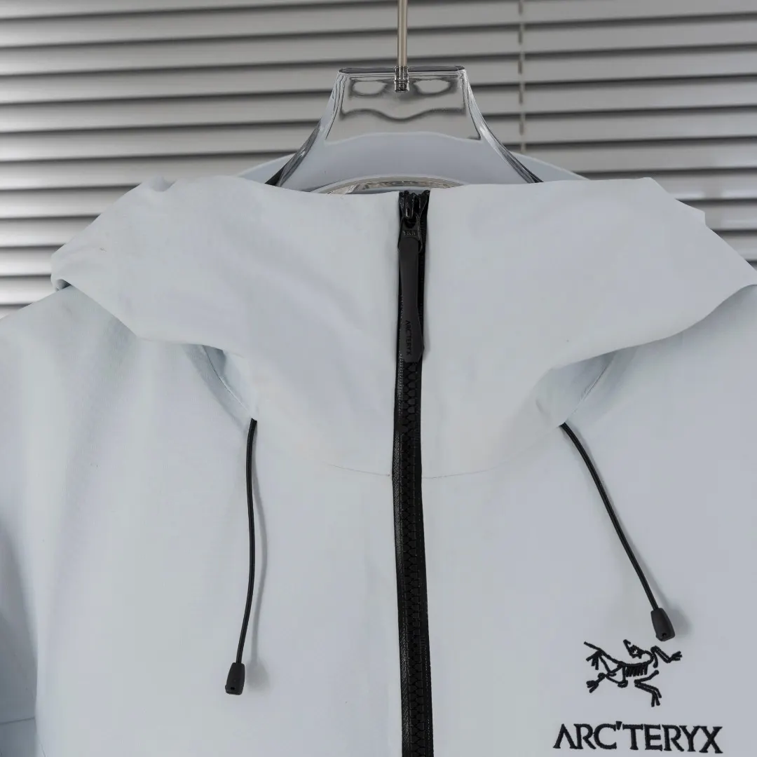 Alpha SV GORE-TEX Pro Hardshell Jacket D40013407 — view 4