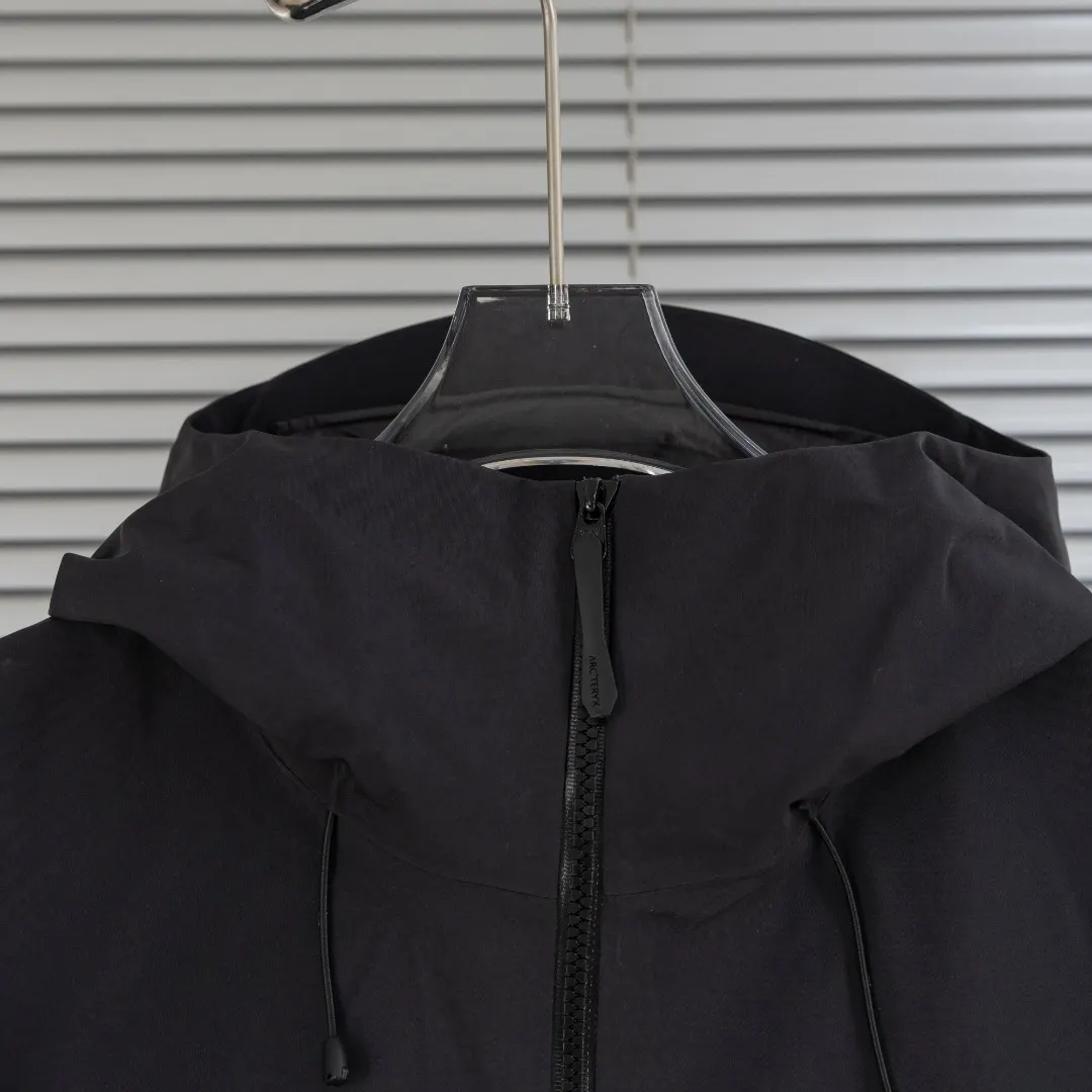 Alpha SV GORE-TEX Pro Hardshell Jacket D40013411 — view 5