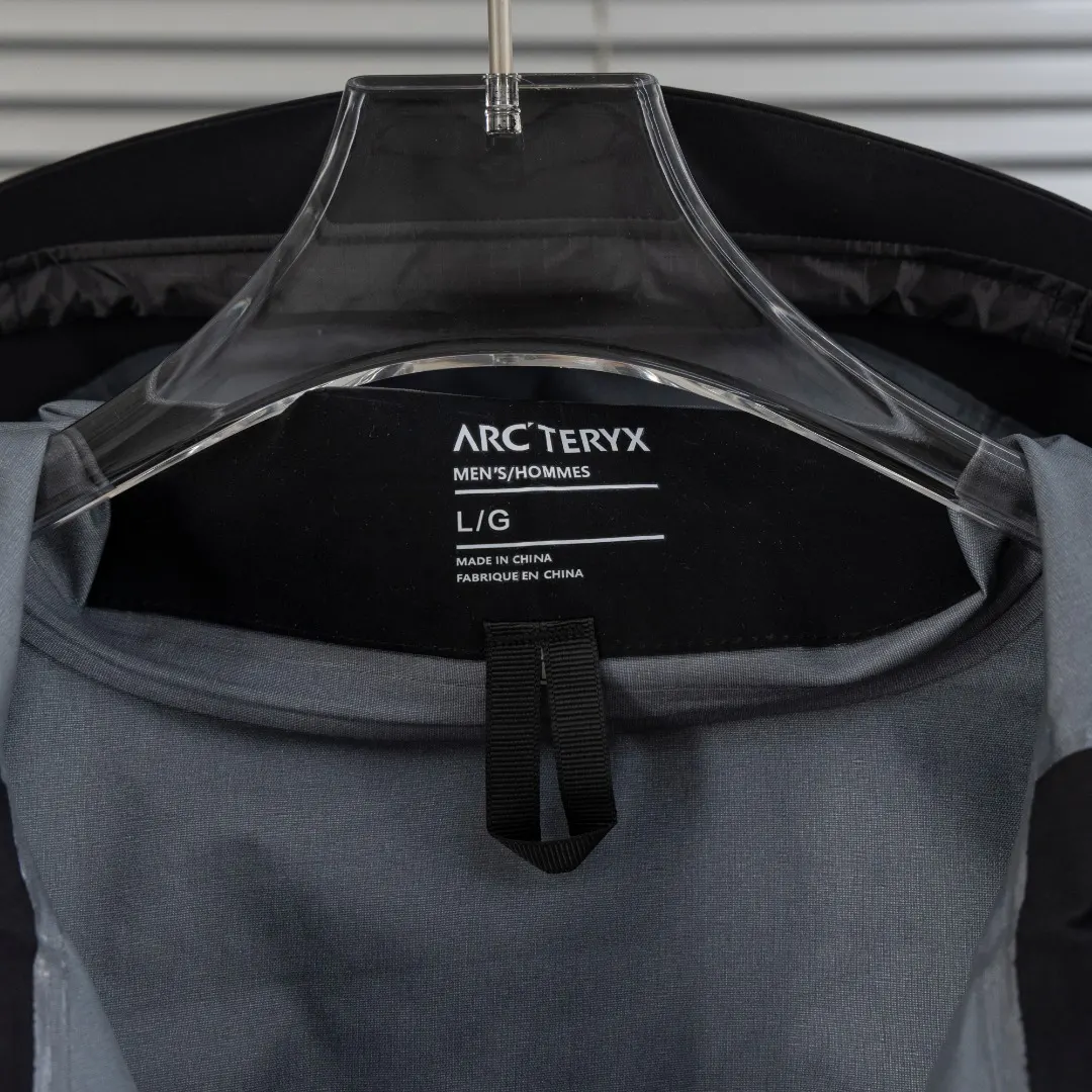 Alpha SV GORE-TEX Pro Hardshell Jacket D40013411 — view 13