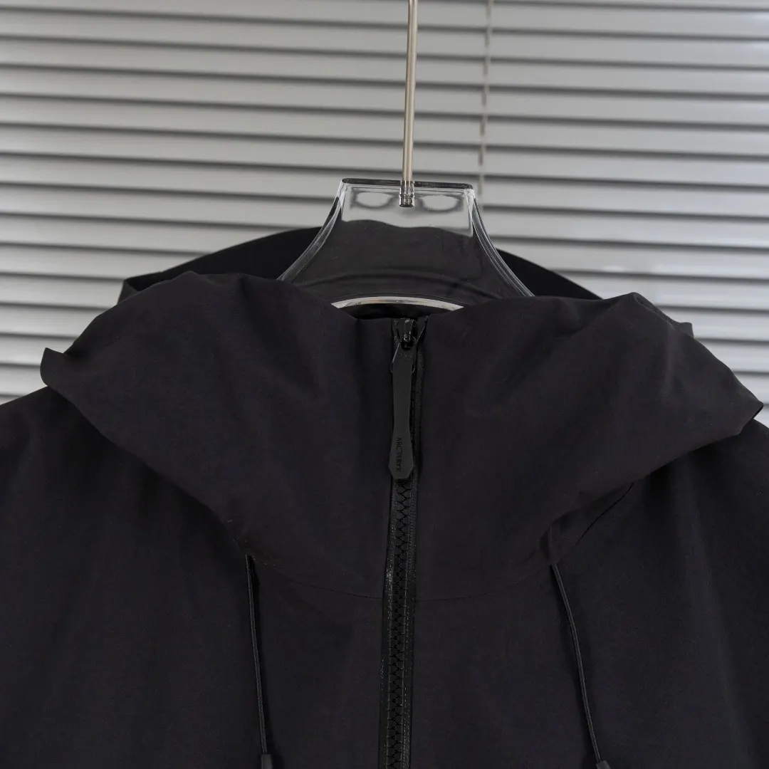 Alpha SV GORE-TEX Pro Hooded Jacket D40013410 — view 5
