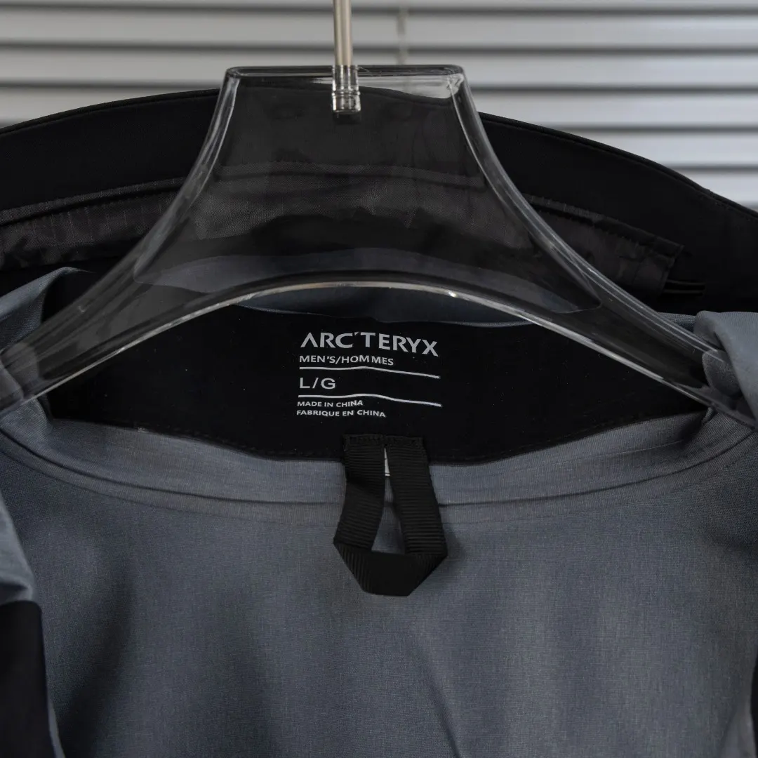 Alpha SV GORE-TEX Pro Hooded Jacket D40013410 — view 12