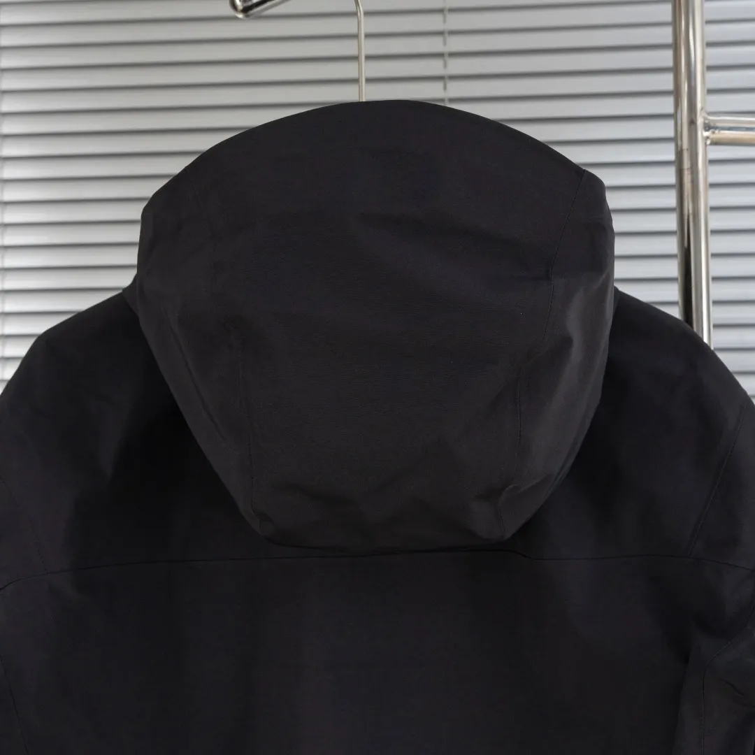 Alpha SV GORE-TEX Pro Hooded Jacket D40013410 — view 14