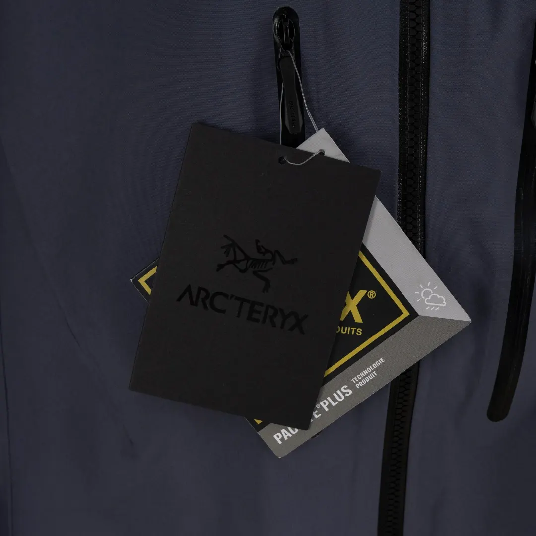 Alpha SV GORE-TEX Pro Hooded Jacket D40013405 — view 4