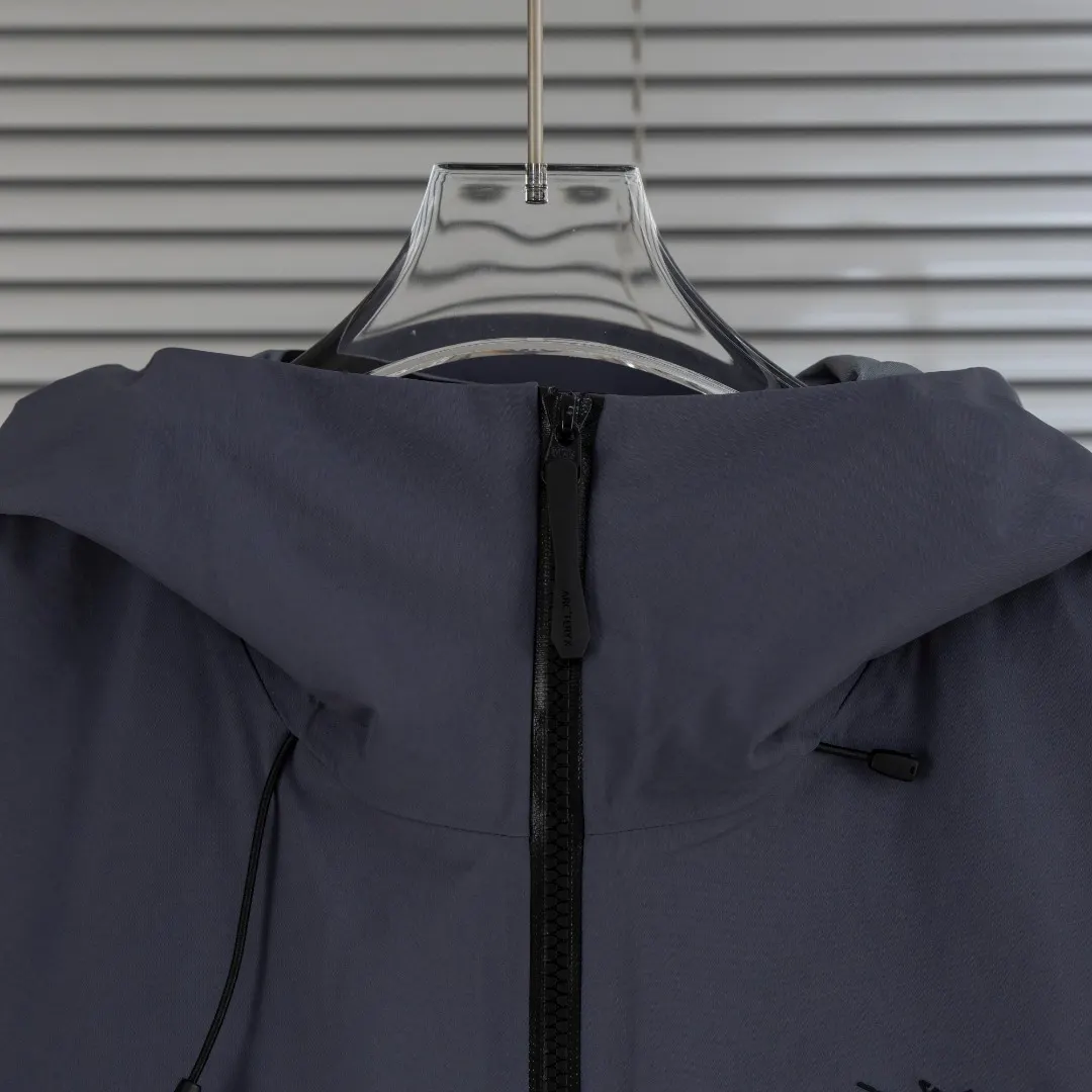 Alpha SV GORE-TEX Pro Hooded Jacket D40013405 — view 5