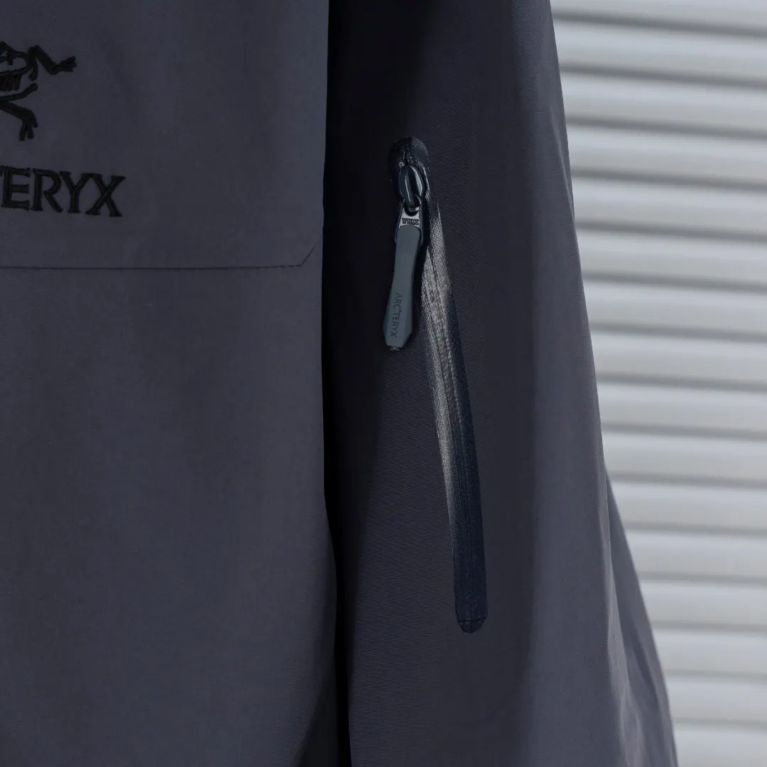 Alpha SV GORE-TEX Pro Hooded Jacket D40013405 — view 7