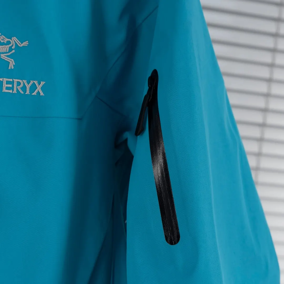 Alpha SV GORE-TEX Pro Hooded Shell Jacket D40013404 — view 8