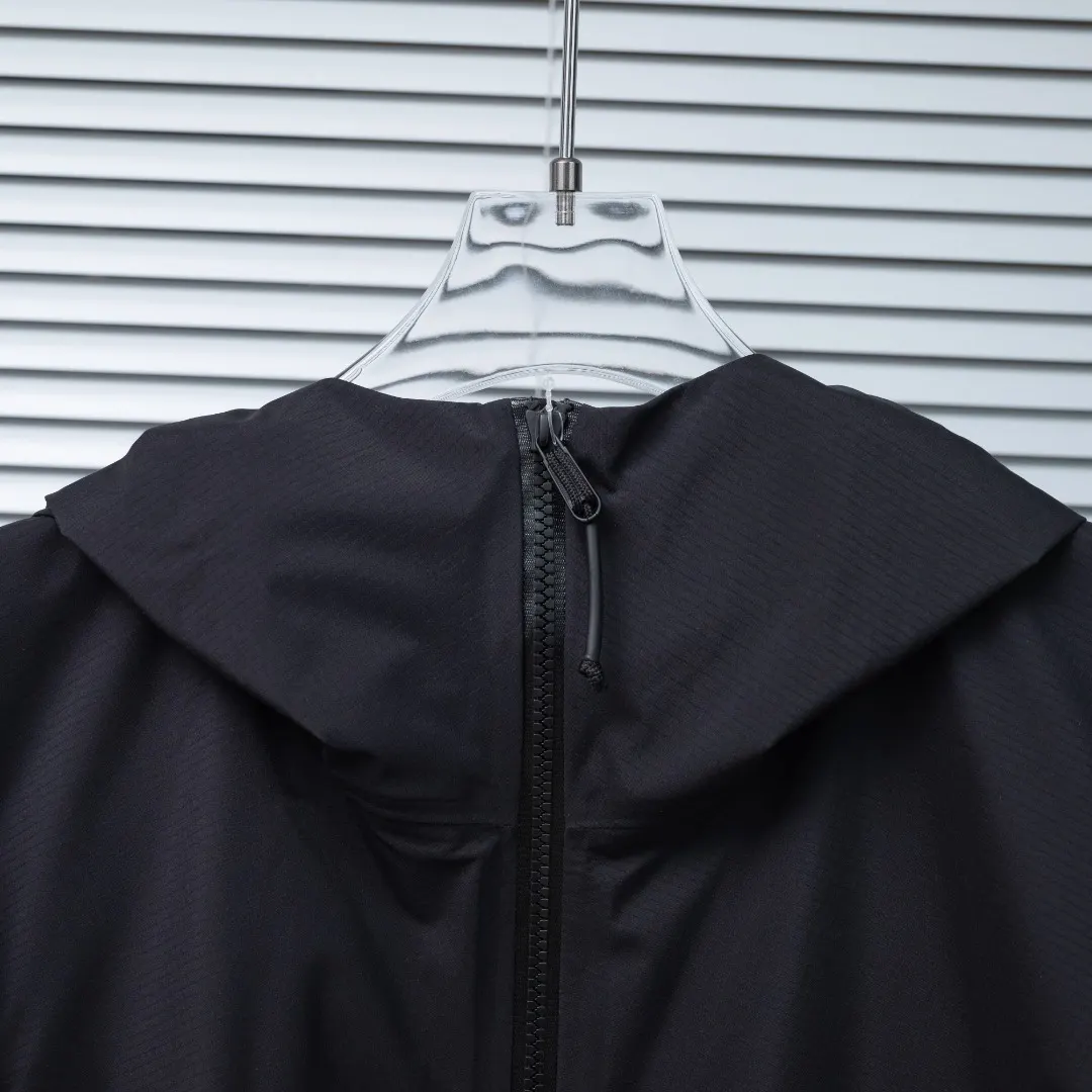 Alpha LT GORE-TEX Waterproof Shell Jacket D41023642 — view 4