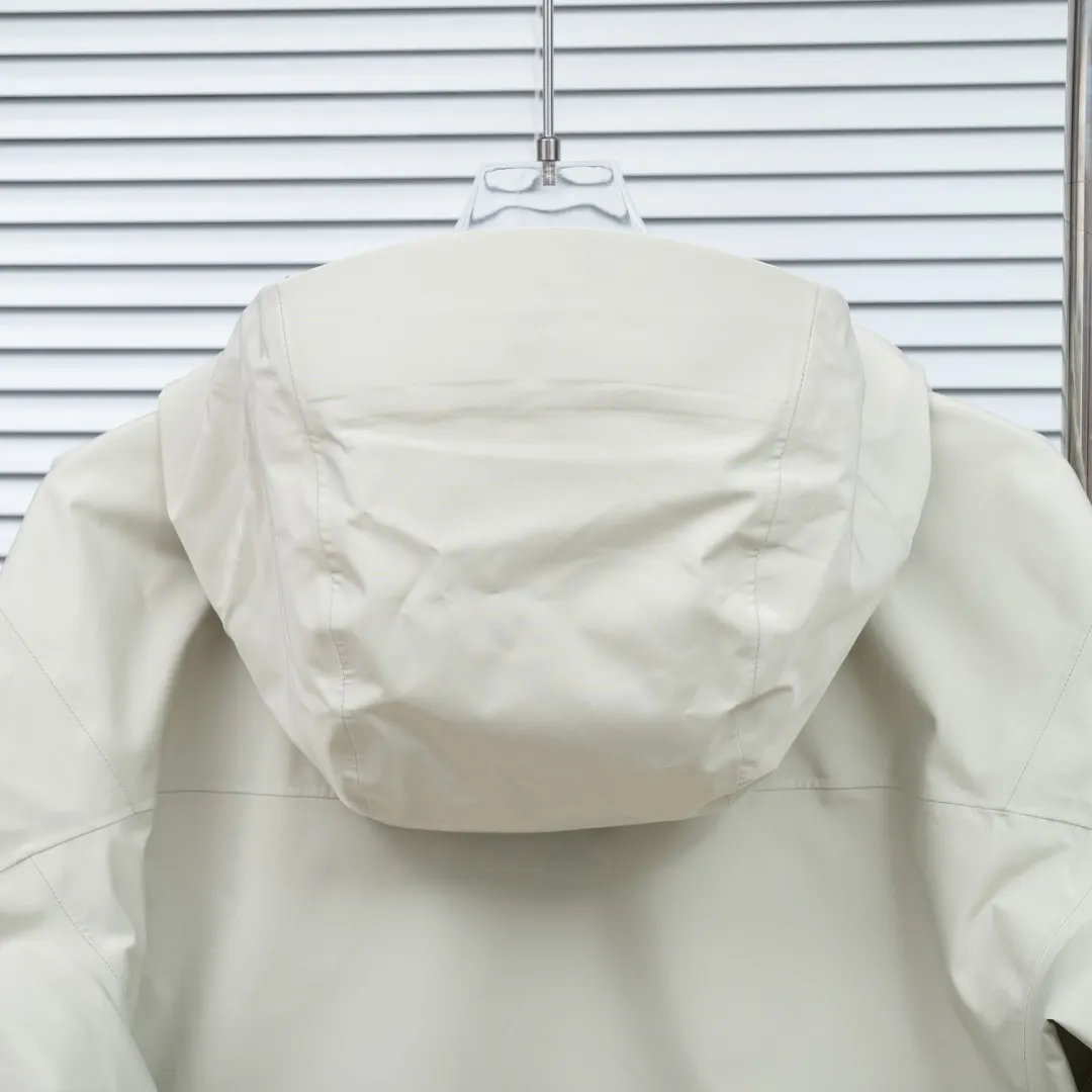 Alpha SV GORE-TEX Pro Hardshell Jacket D41023634 — view 16