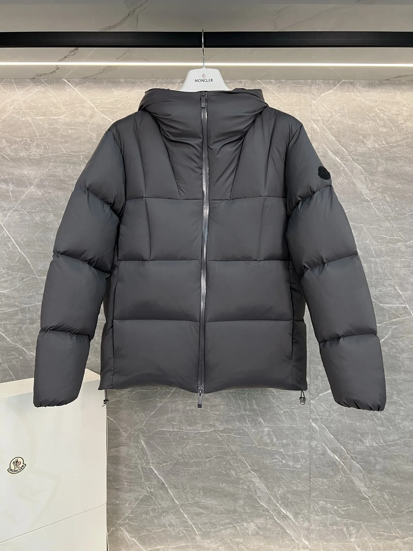 Black Badge Hooded Down Puffer Jacket D58019006 — view 3