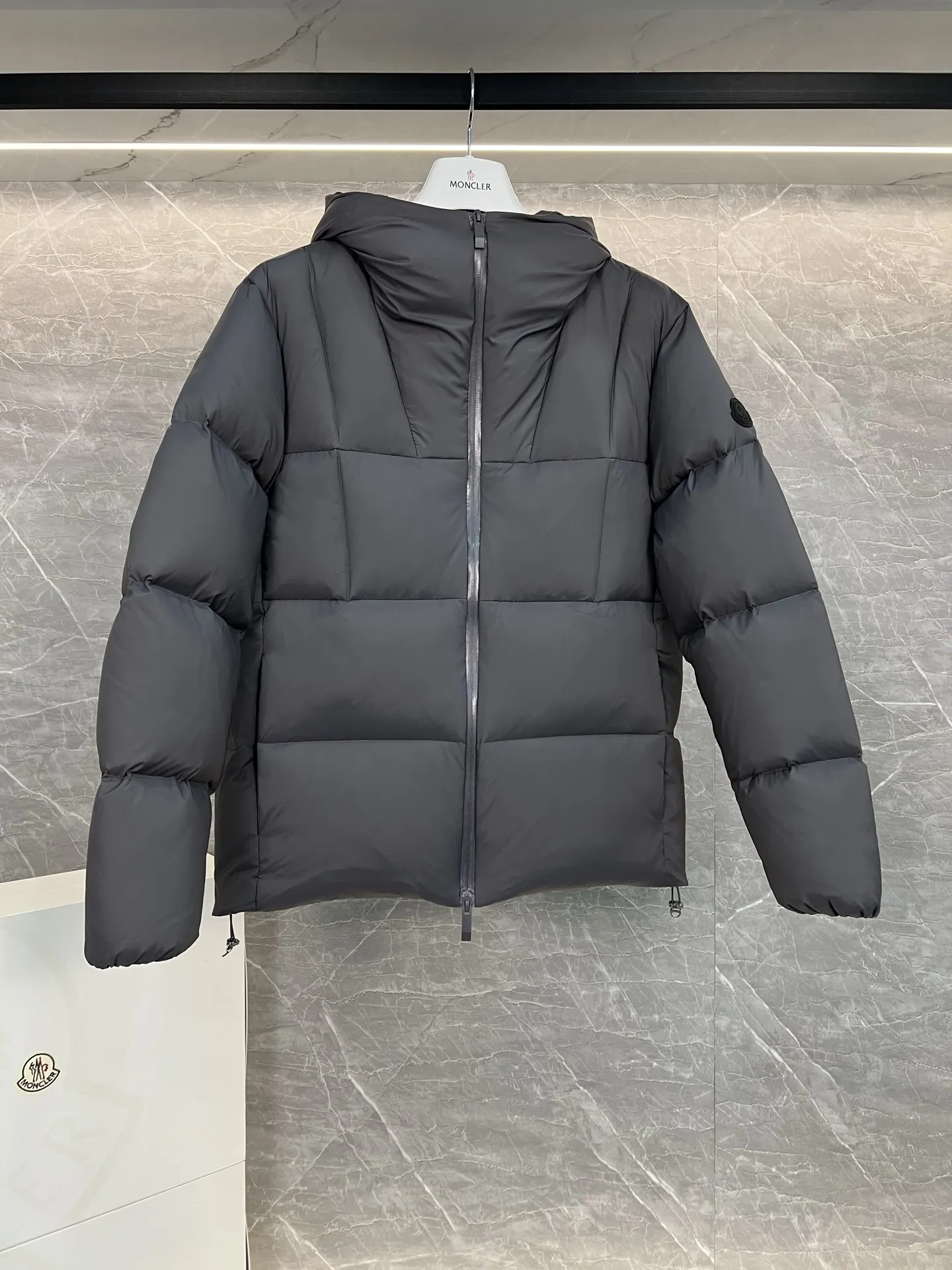 Black Badge Hooded Down Puffer Jacket D58019006 — view 4