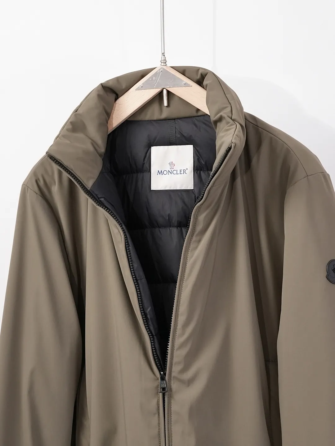 Moncler Luserna Down-Filled Puffer Jacket D59019083 — view 5