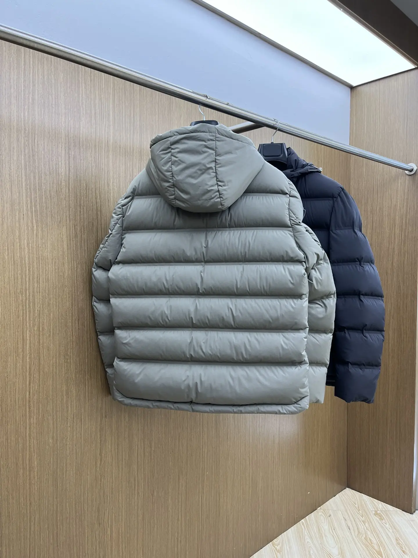 Brunello Cucinelli Logo-Print Quilted Down Jacket D60019092 — view 9