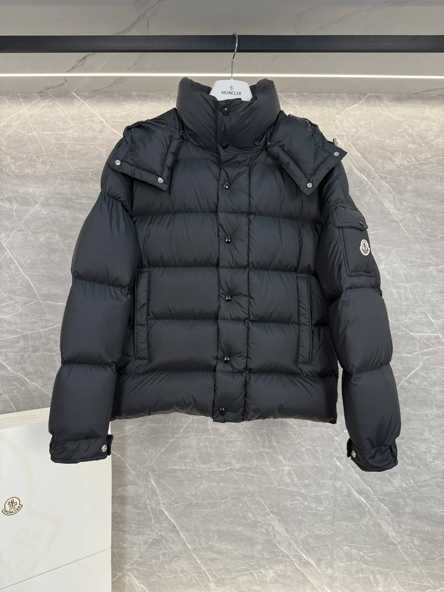 Vezere Short Down-Filled Puffer Jacket D63019011 — view 3