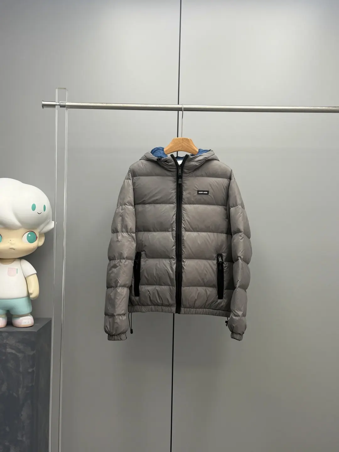 Hooded Cropped Down Puffer Jacket D64019093
