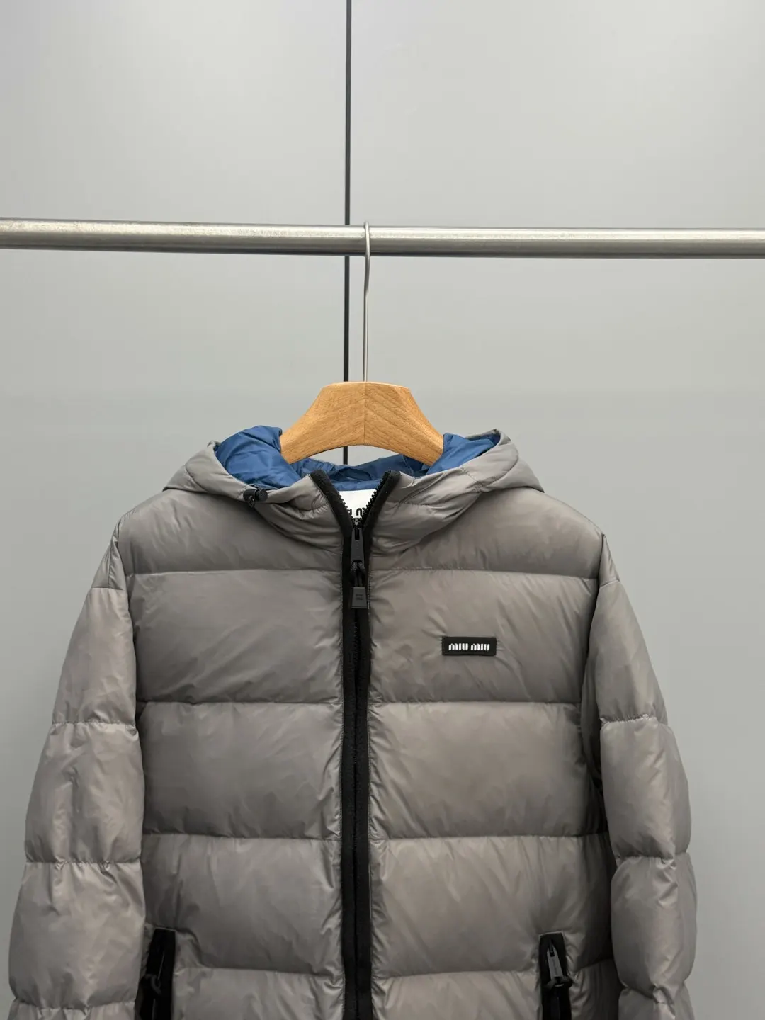 Hooded Cropped Down Puffer Jacket D64019093 — view 2