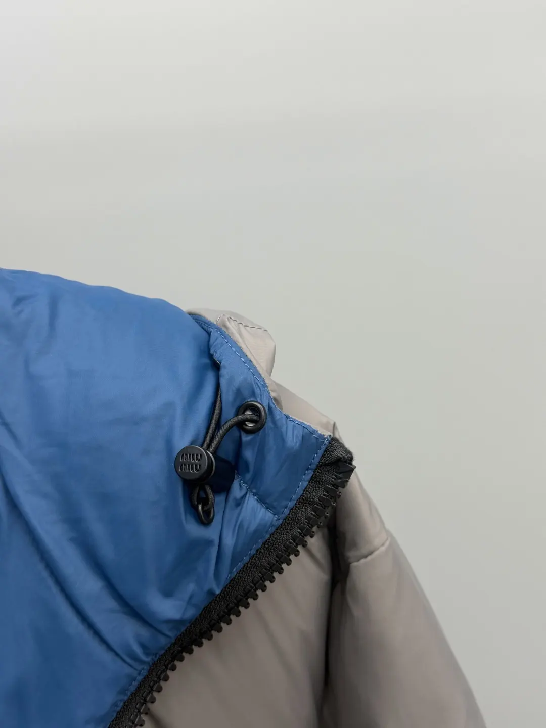 Hooded Cropped Down Puffer Jacket D64019093 — view 3