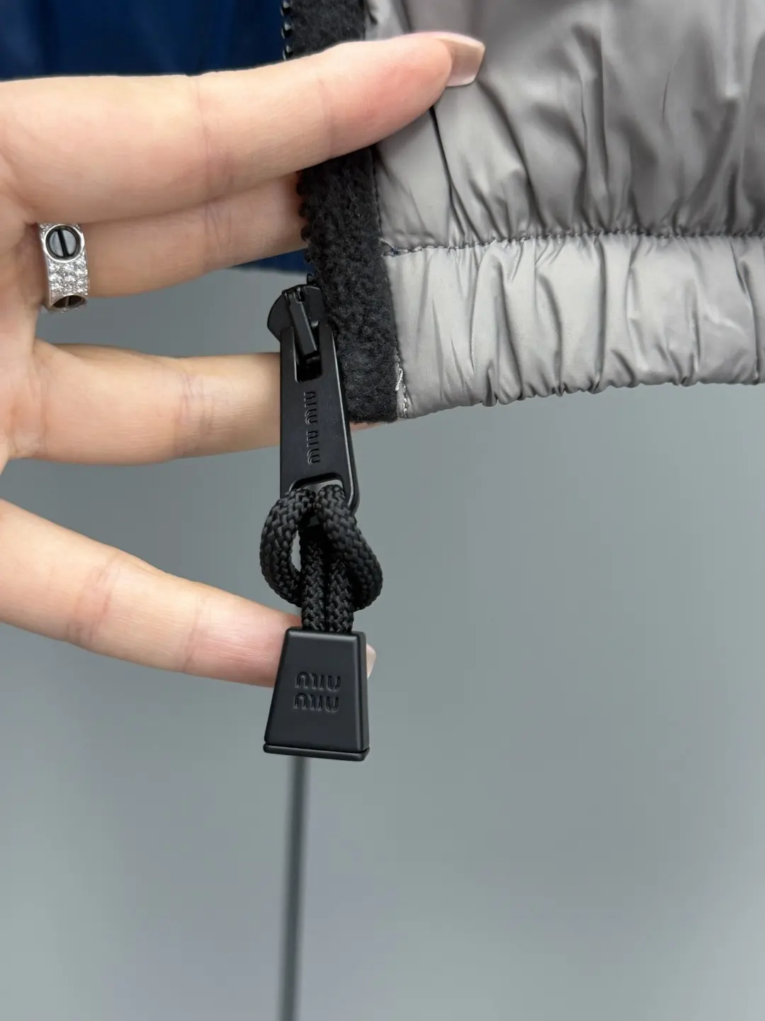 Hooded Cropped Down Puffer Jacket D64019093 — view 4