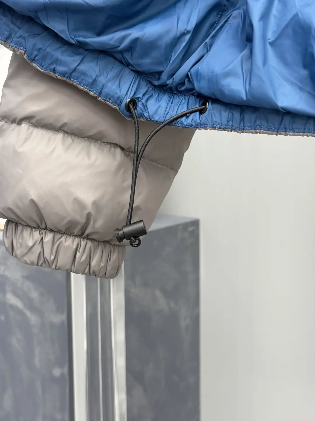 Hooded Cropped Down Puffer Jacket D64019093 — view 5