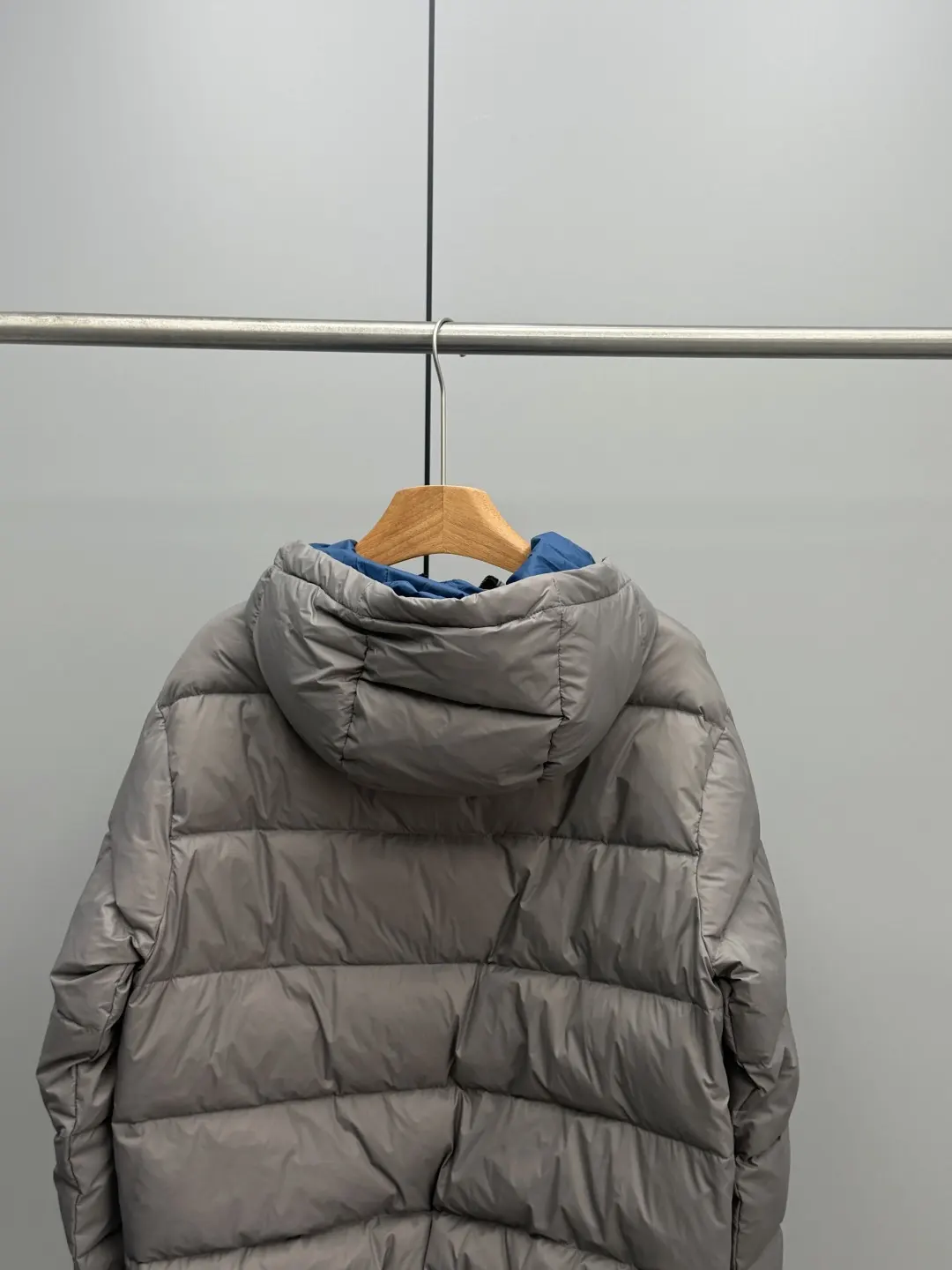Hooded Cropped Down Puffer Jacket D64019093 — view 8