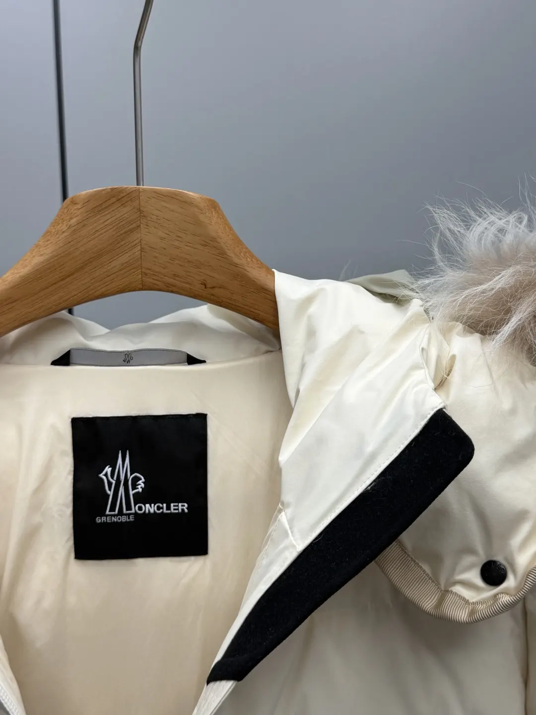 Moncler Lamoura Fur-Trimmed Down Ski Jacket D83019003 — view 3
