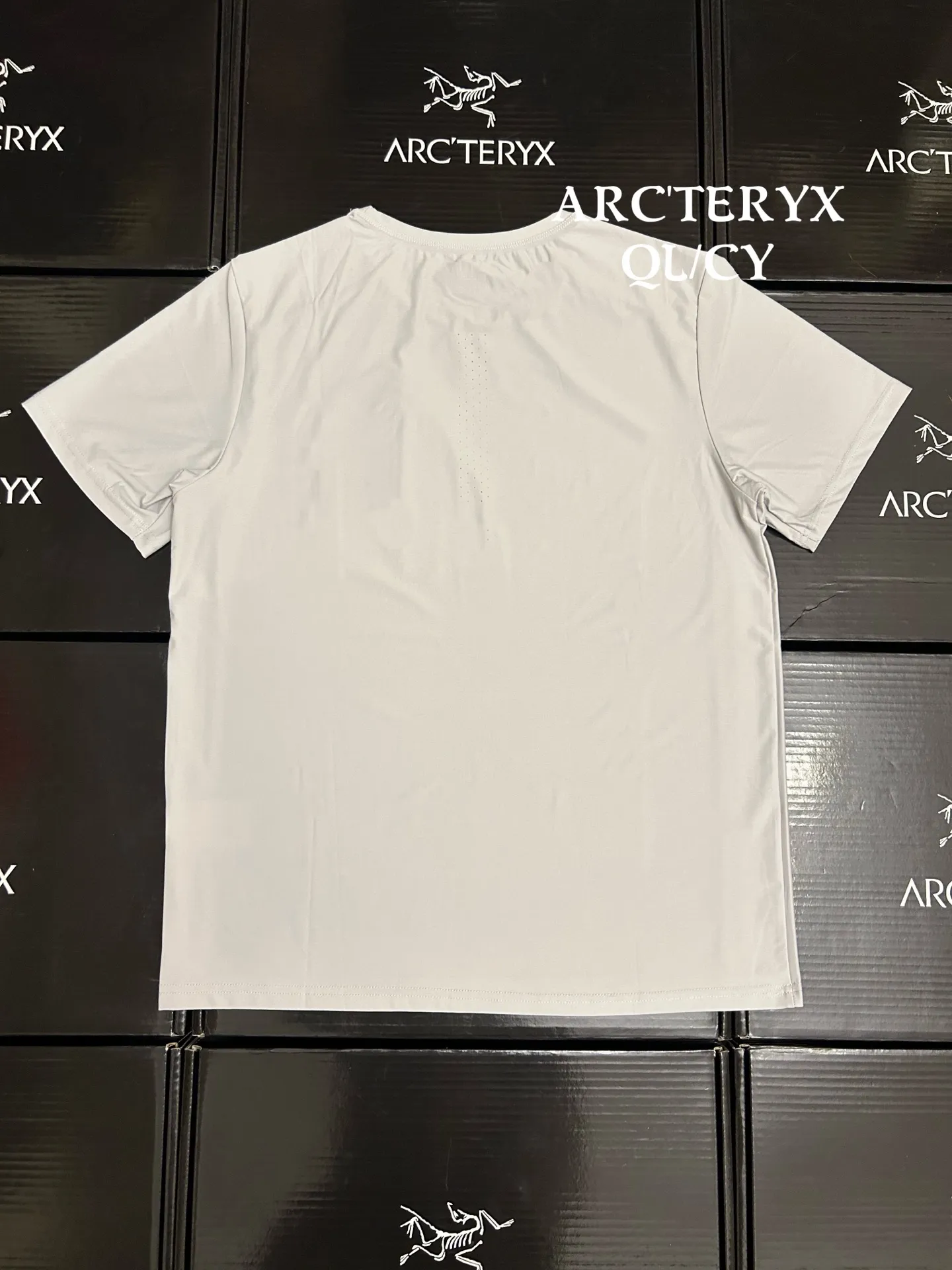 Performance Quick-Dry Zip-Pocket T-Shirt D18011073 — view 2