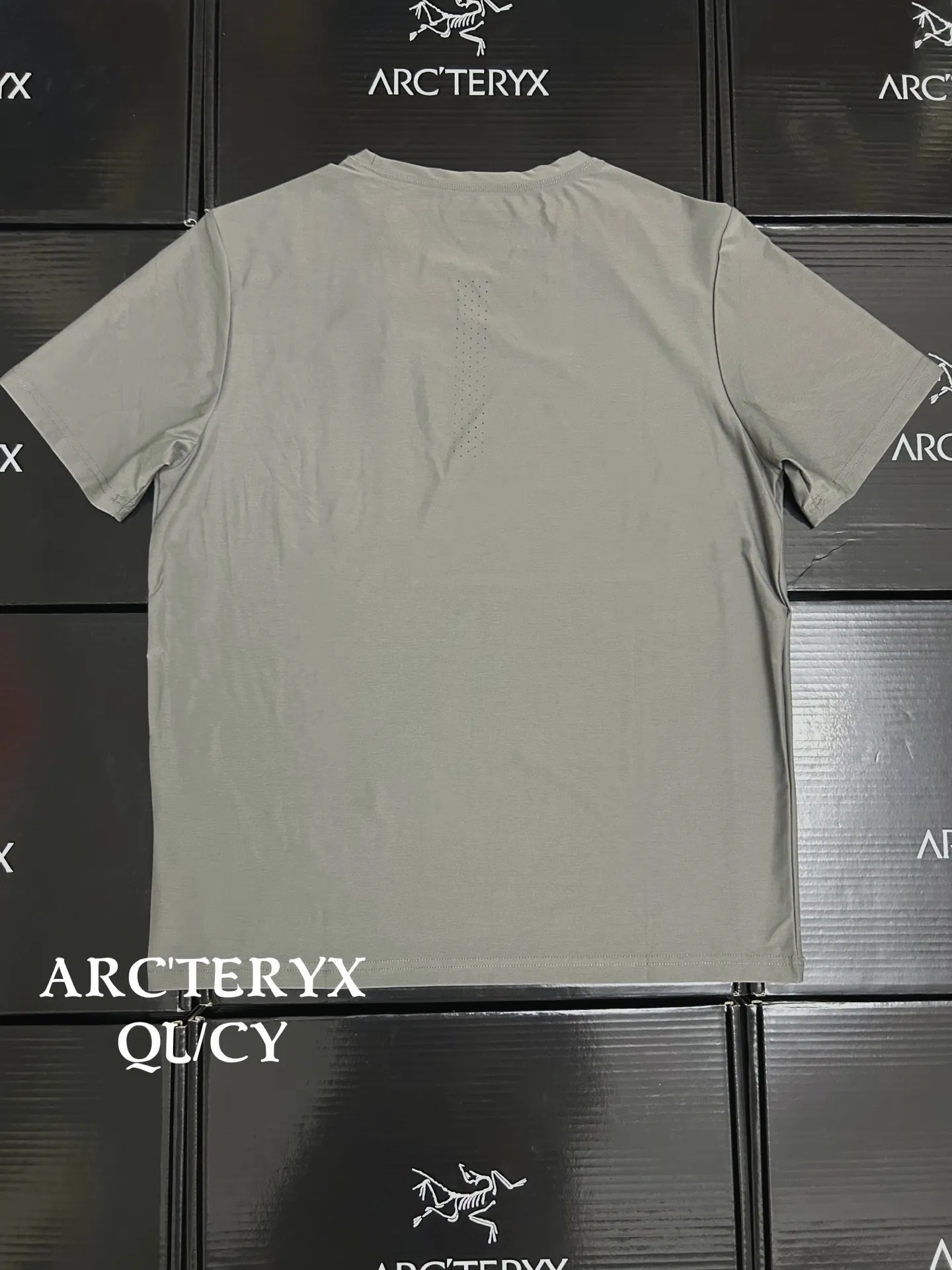 Zip-Pocket Performance Tech T-Shirt D18011077 — view 2