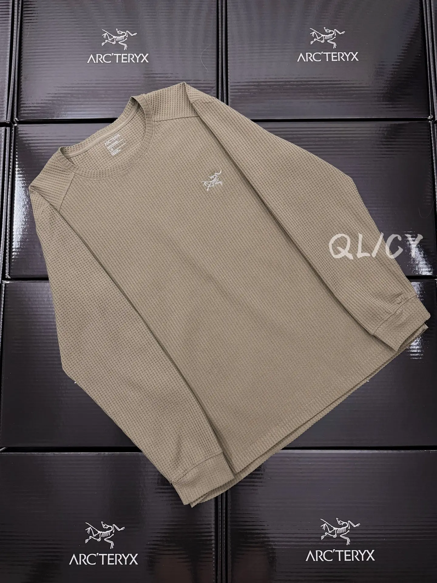 Logo-Embroidered Waffle-Knit Long-Sleeve T-Shirt D21019550 — view 2