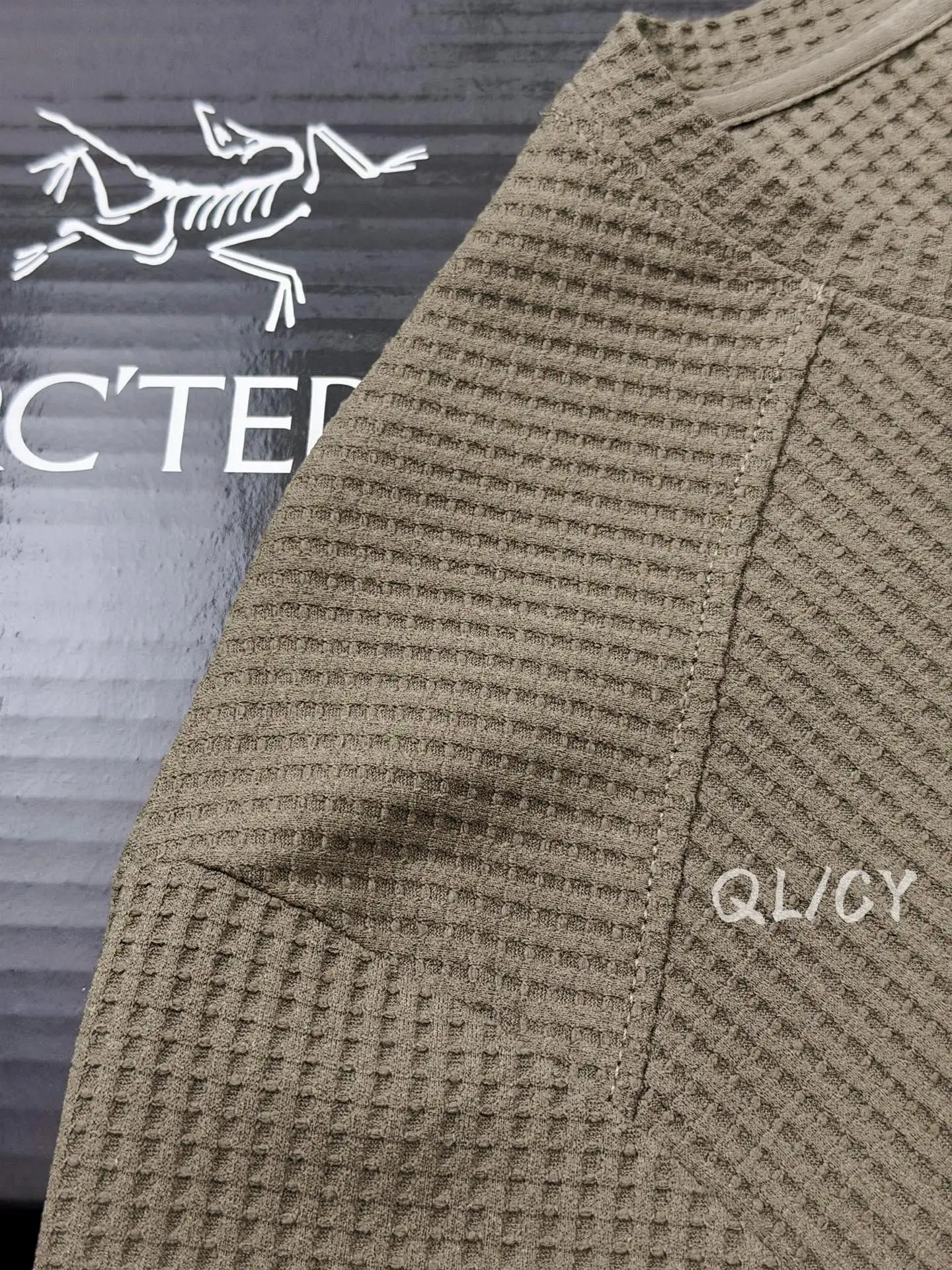 Logo-Embroidered Waffle-Knit Long-Sleeve T-Shirt D21019550 — view 9