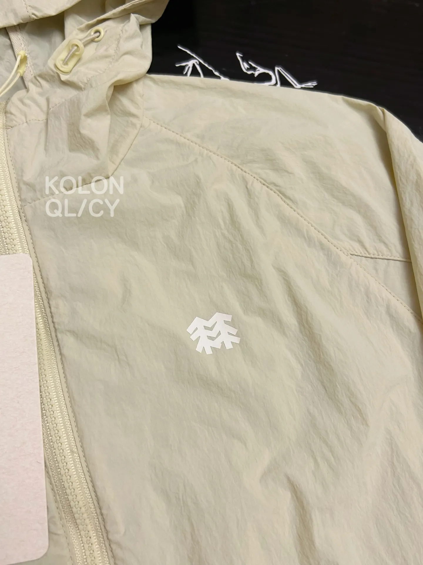 Compact Water-Repellent Hooded Windbreaker D30011105 — view 2