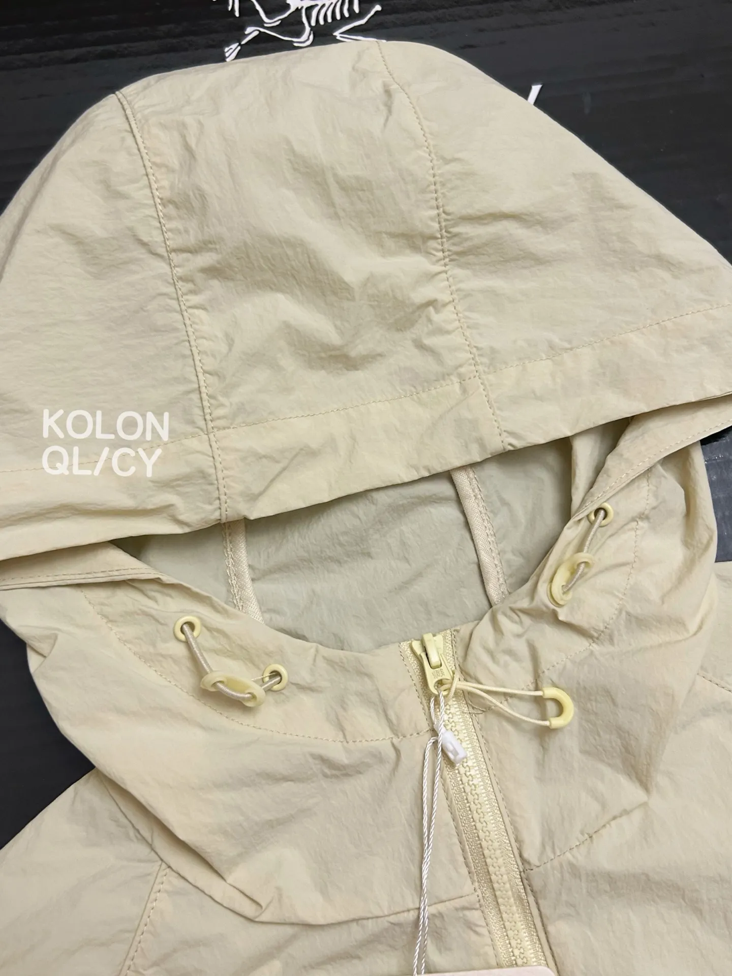 Compact Water-Repellent Hooded Windbreaker D30011105 — view 3