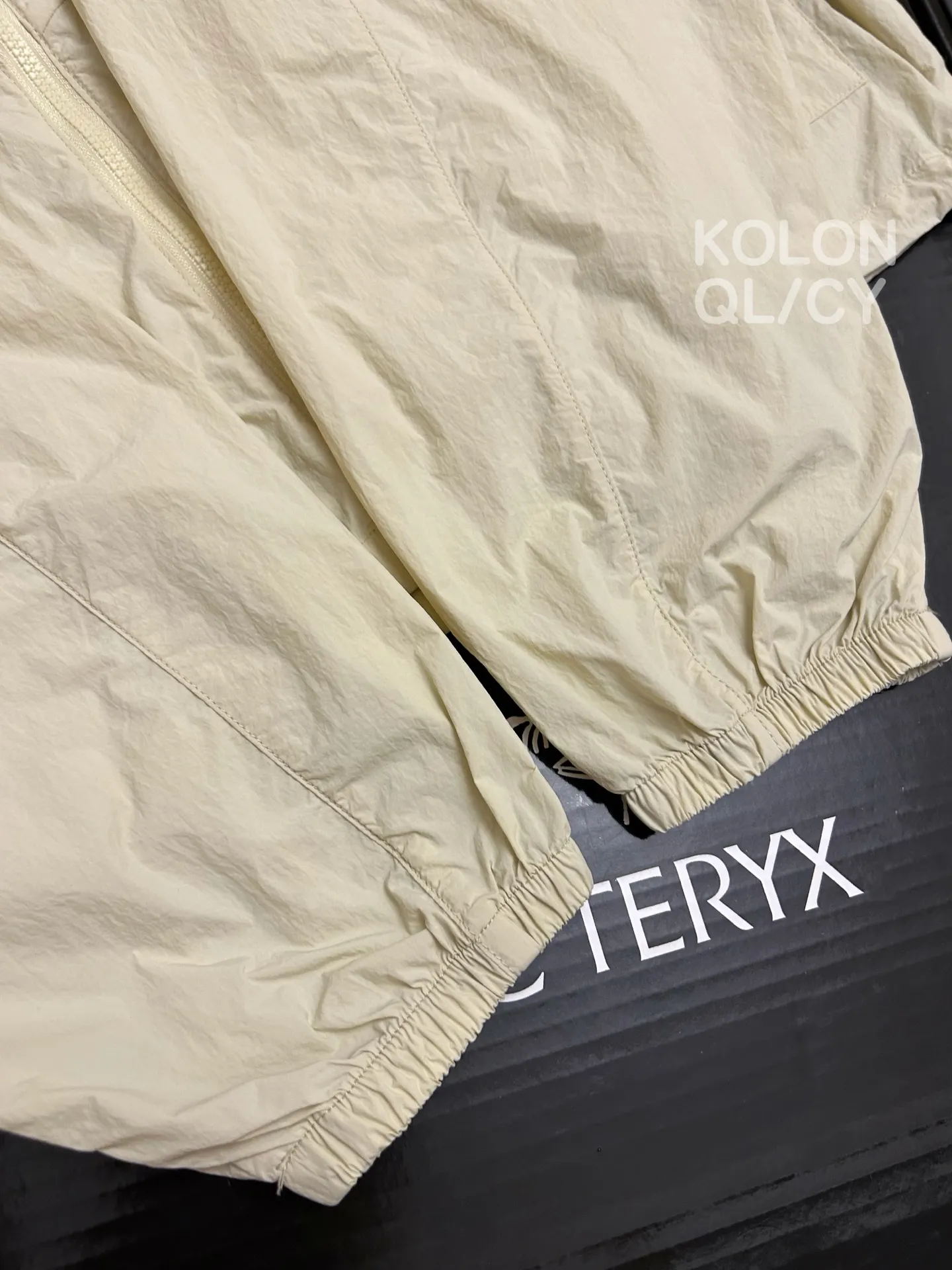 Compact Water-Repellent Hooded Windbreaker D30011105 — view 4