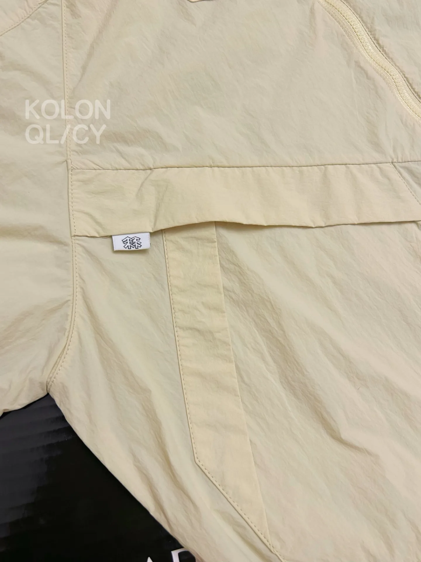 Compact Water-Repellent Hooded Windbreaker D30011105 — view 5
