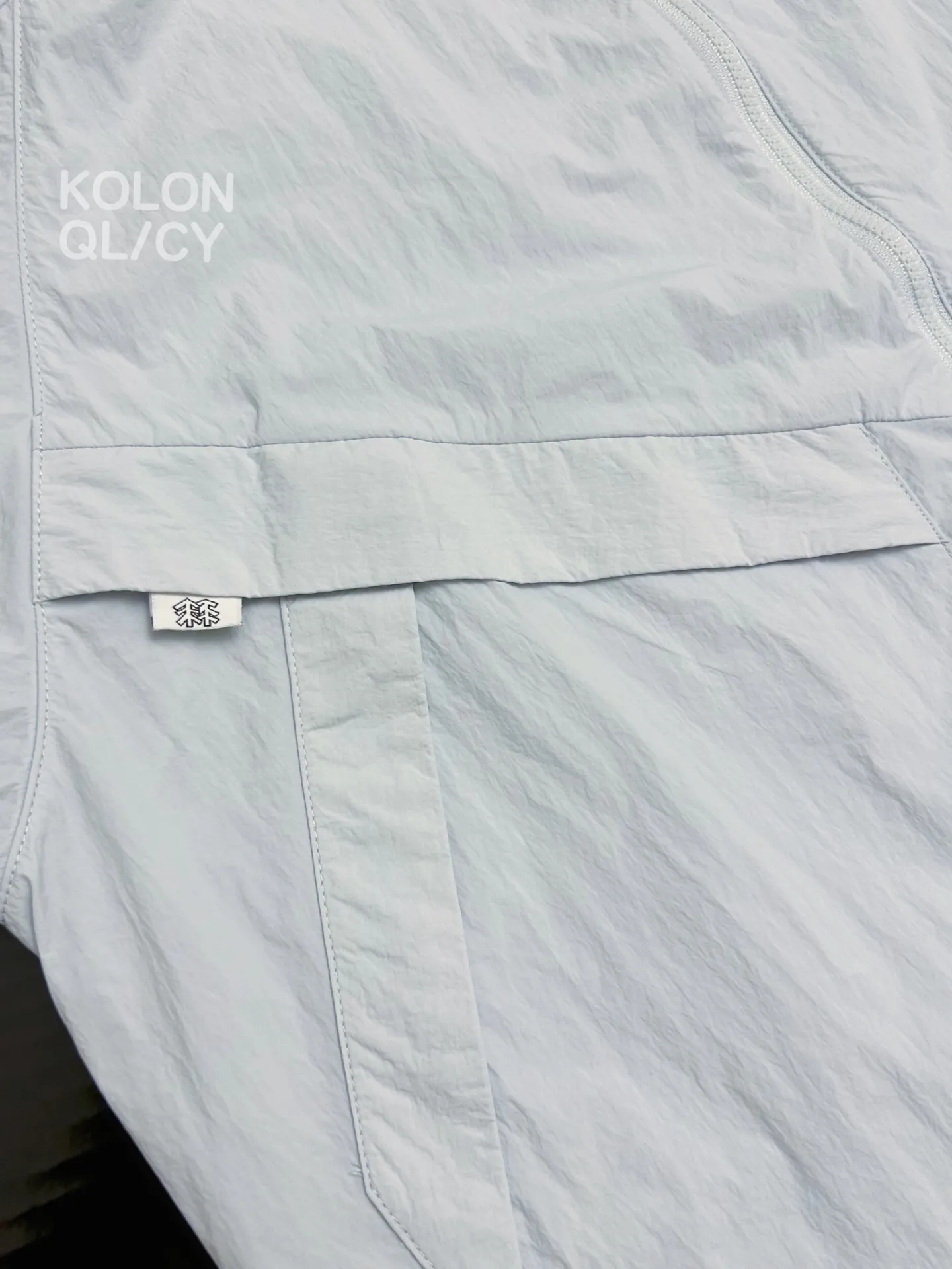 Compact Water-Repellent Hooded Windbreaker D30011104 — view 2