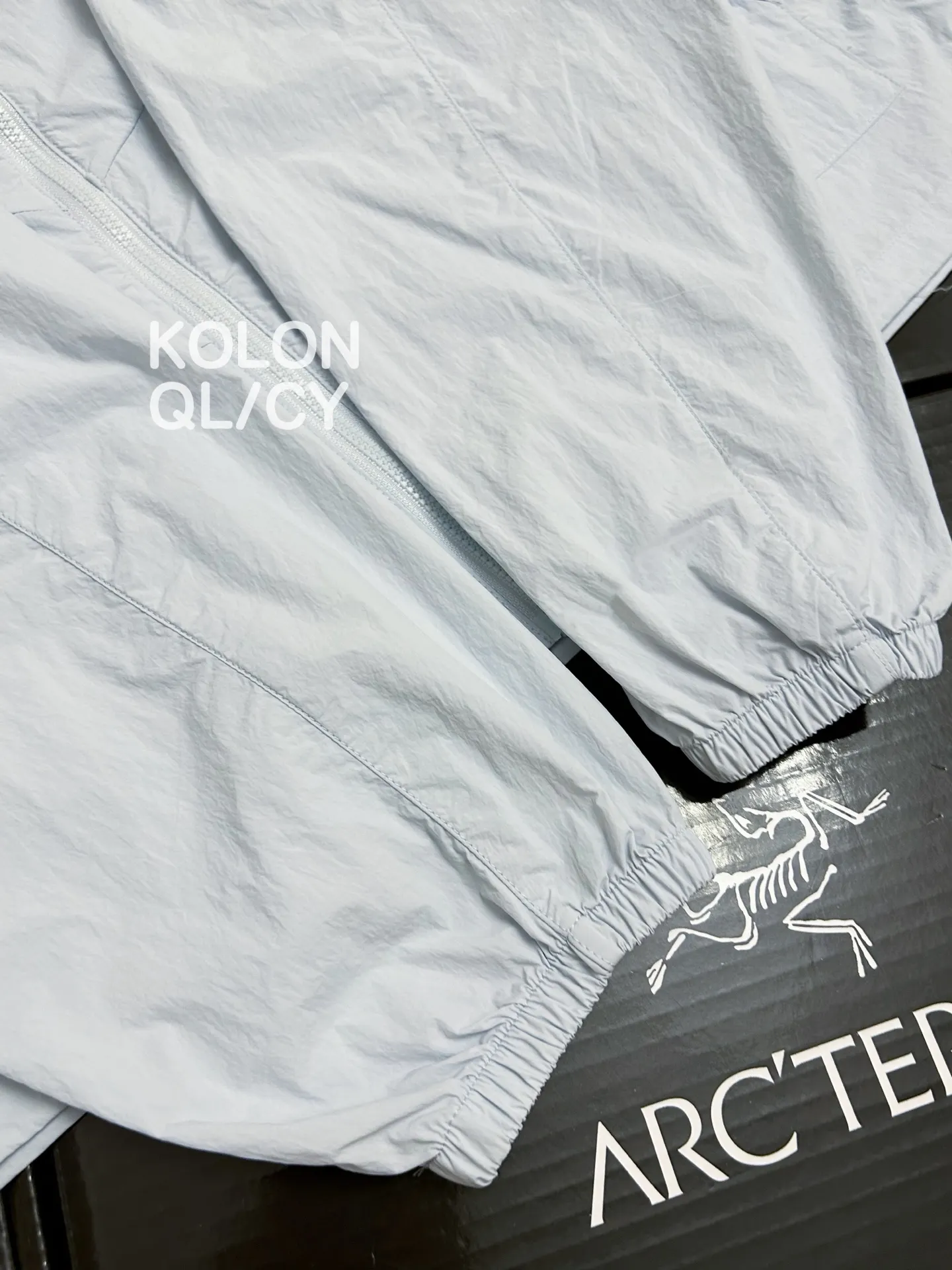 Compact Water-Repellent Hooded Windbreaker D30011104 — view 4