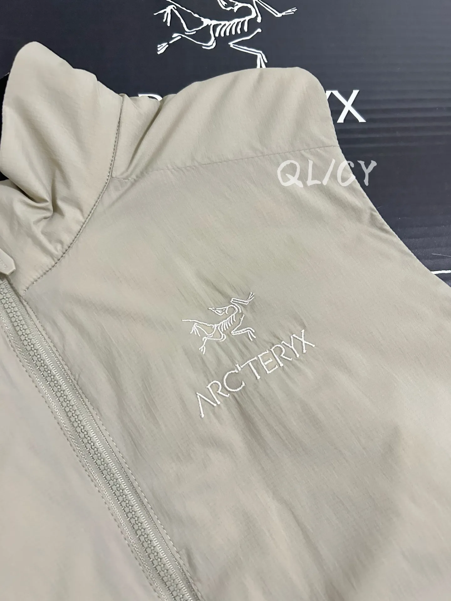 Atom Insulated Logo-Embroidered Gilet D30019570 — view 2