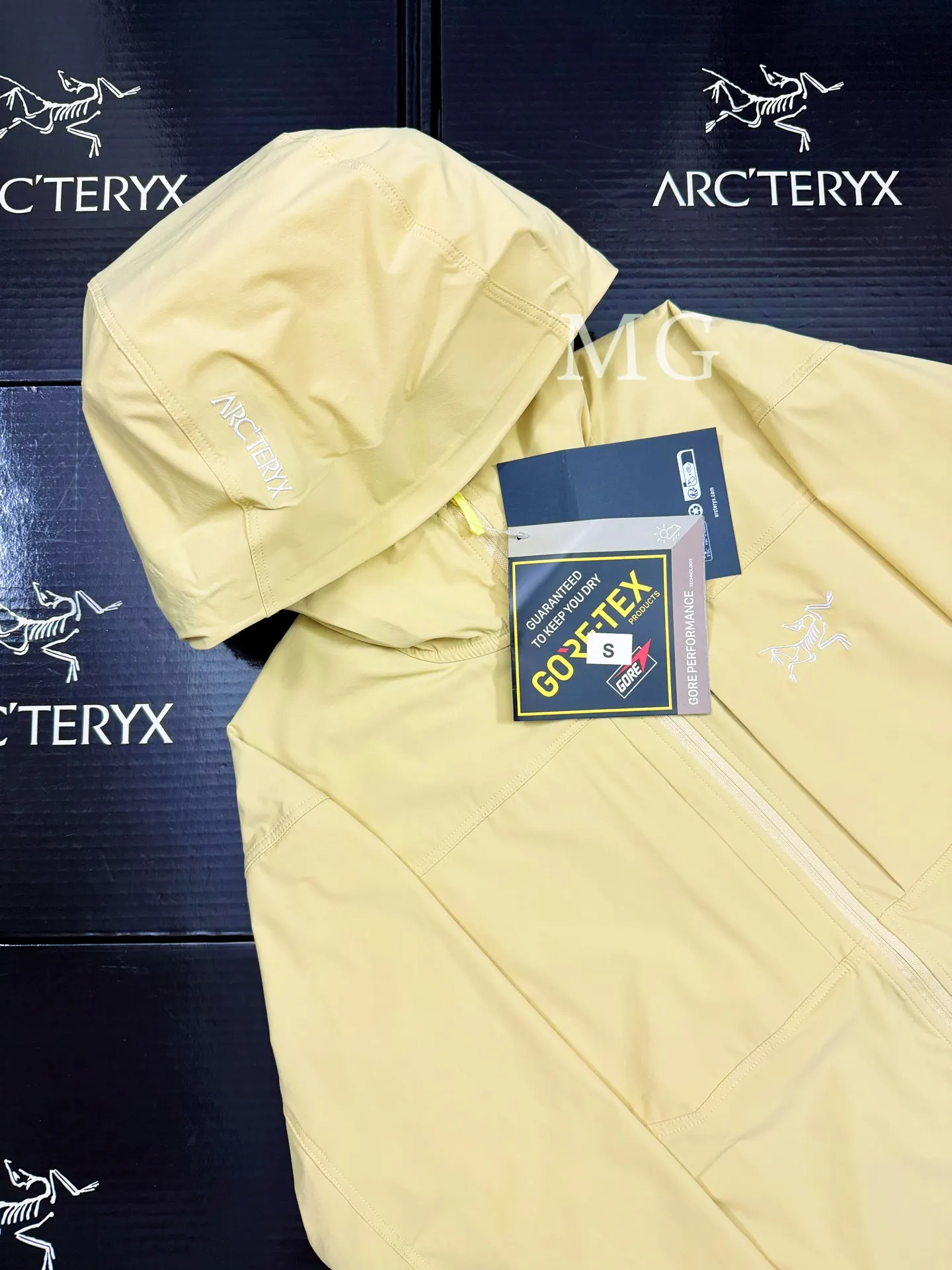 Gamma Lightweight Hooded Softshell Jacket D31019508 — view 4