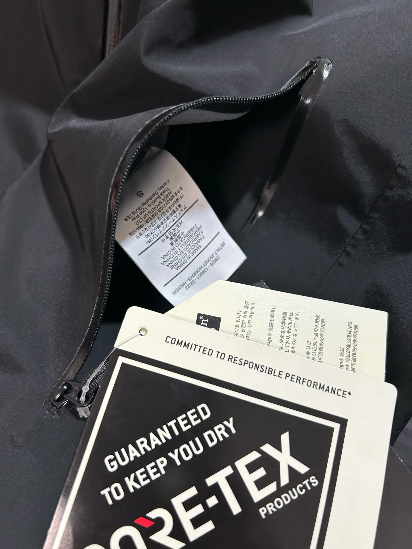 LT Waterproof GORE-TEX Hardshell Hooded Jacket D31019295 — view 3