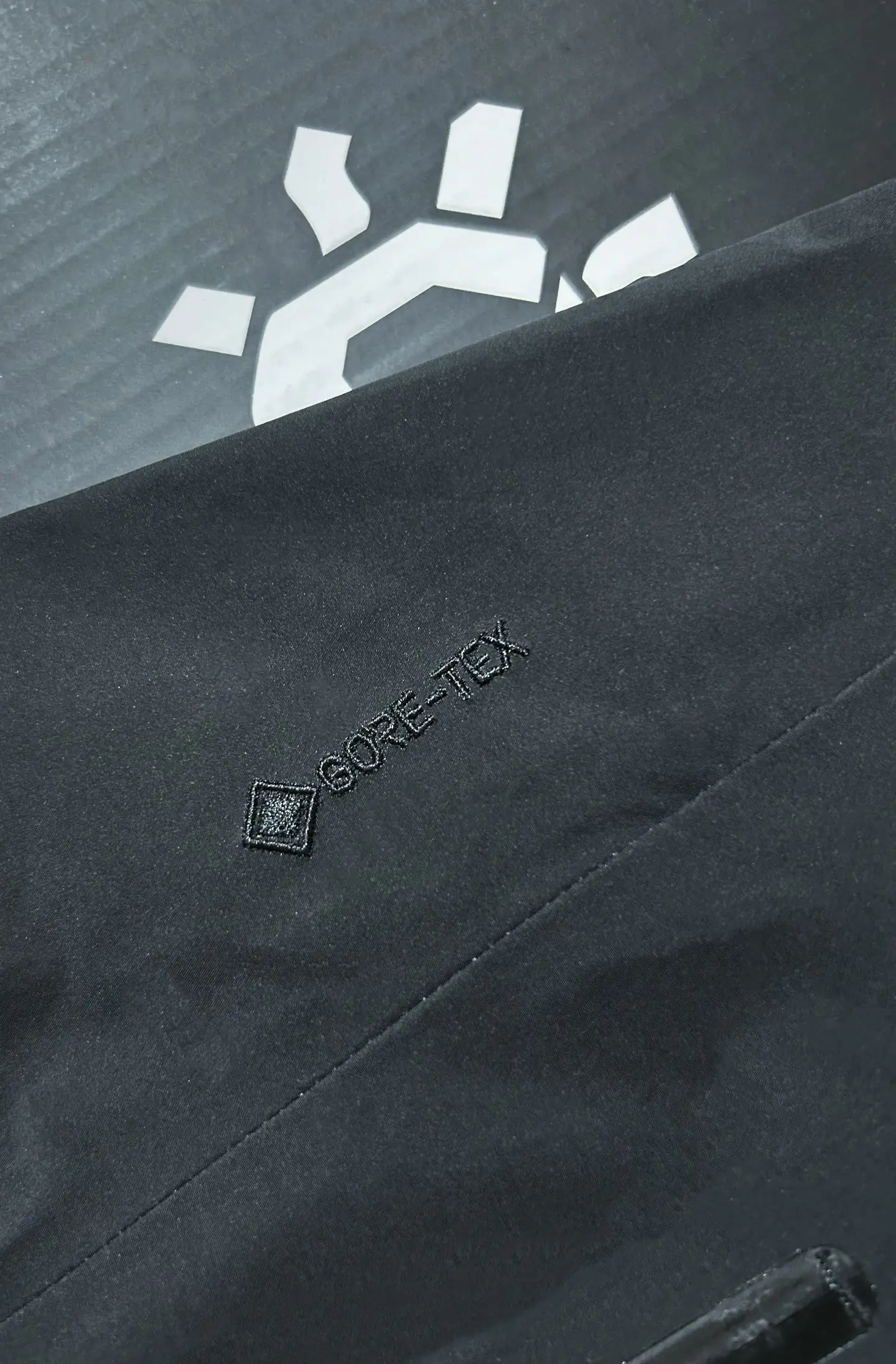 LT Waterproof GORE-TEX Hardshell Hooded Jacket D31019295 — view 4