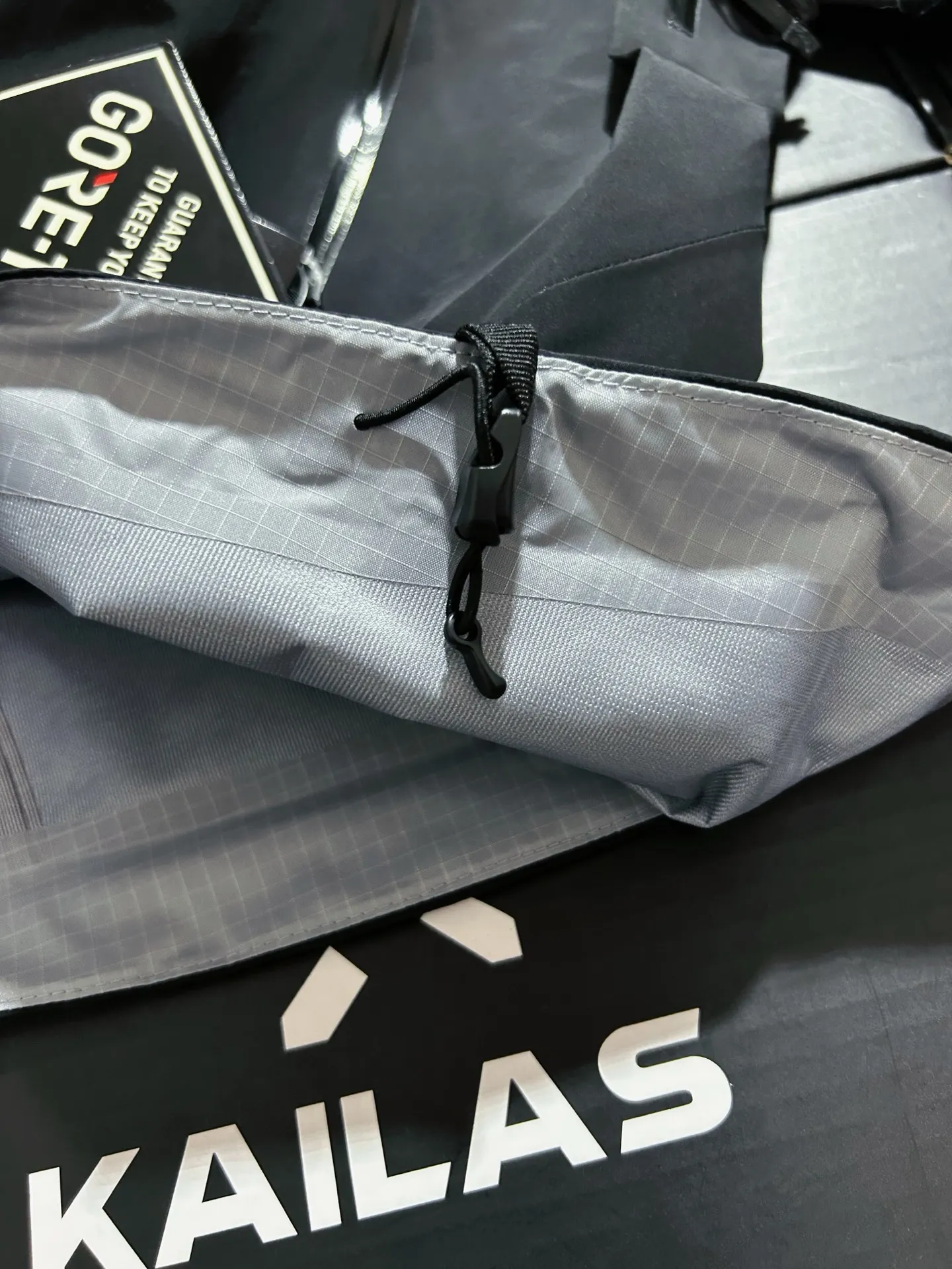 LT Waterproof GORE-TEX Hardshell Hooded Jacket D31019295 — view 6