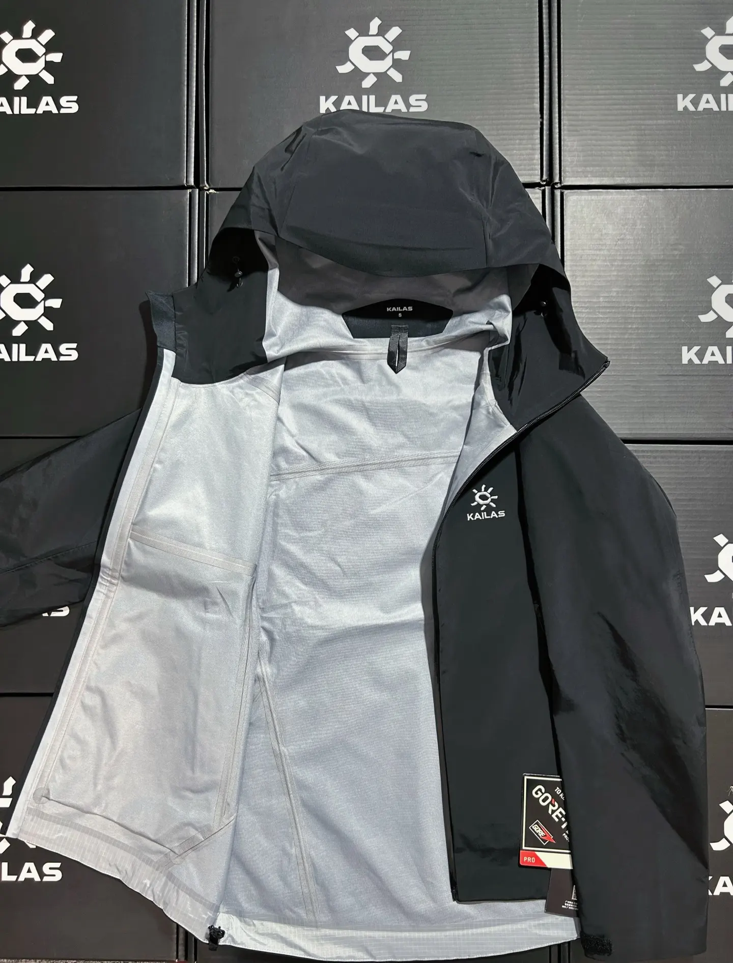 LT Waterproof GORE-TEX Hardshell Hooded Jacket D31019295 — view 9