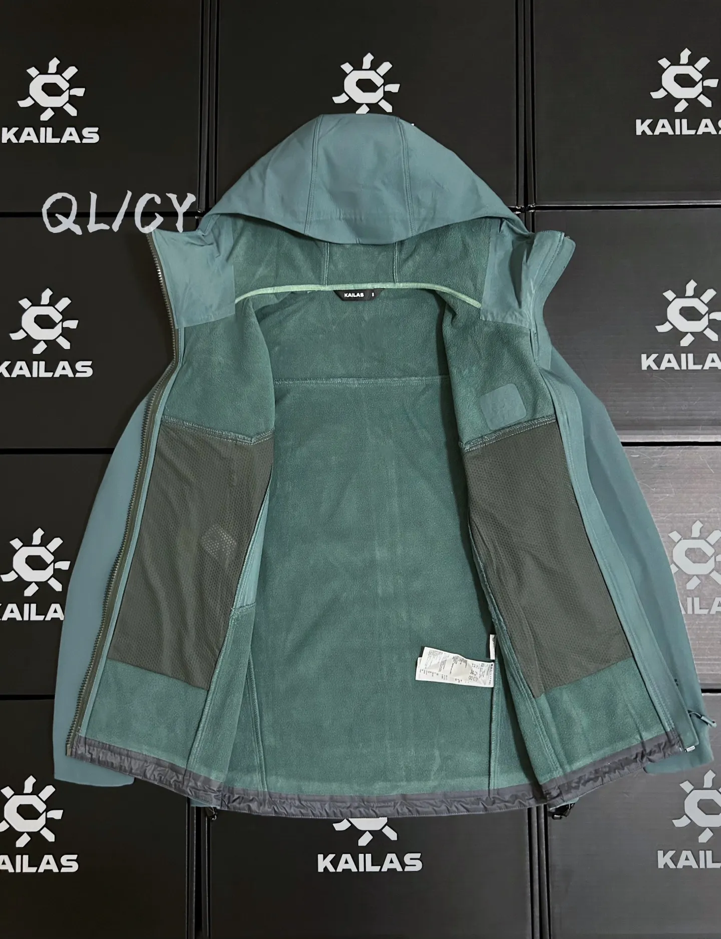 M8ic-MAX Fleece-Lined Softshell Hooded Jacket D34019559 — view 3