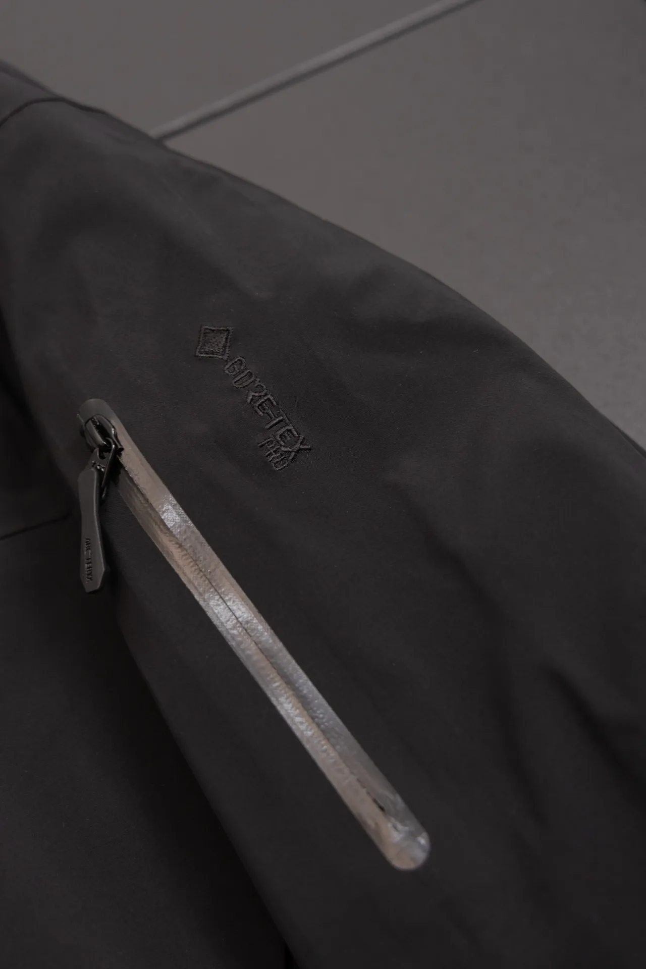 Alpha SV GORE-TEX Hooded Shell Jacket D34019496 — view 3