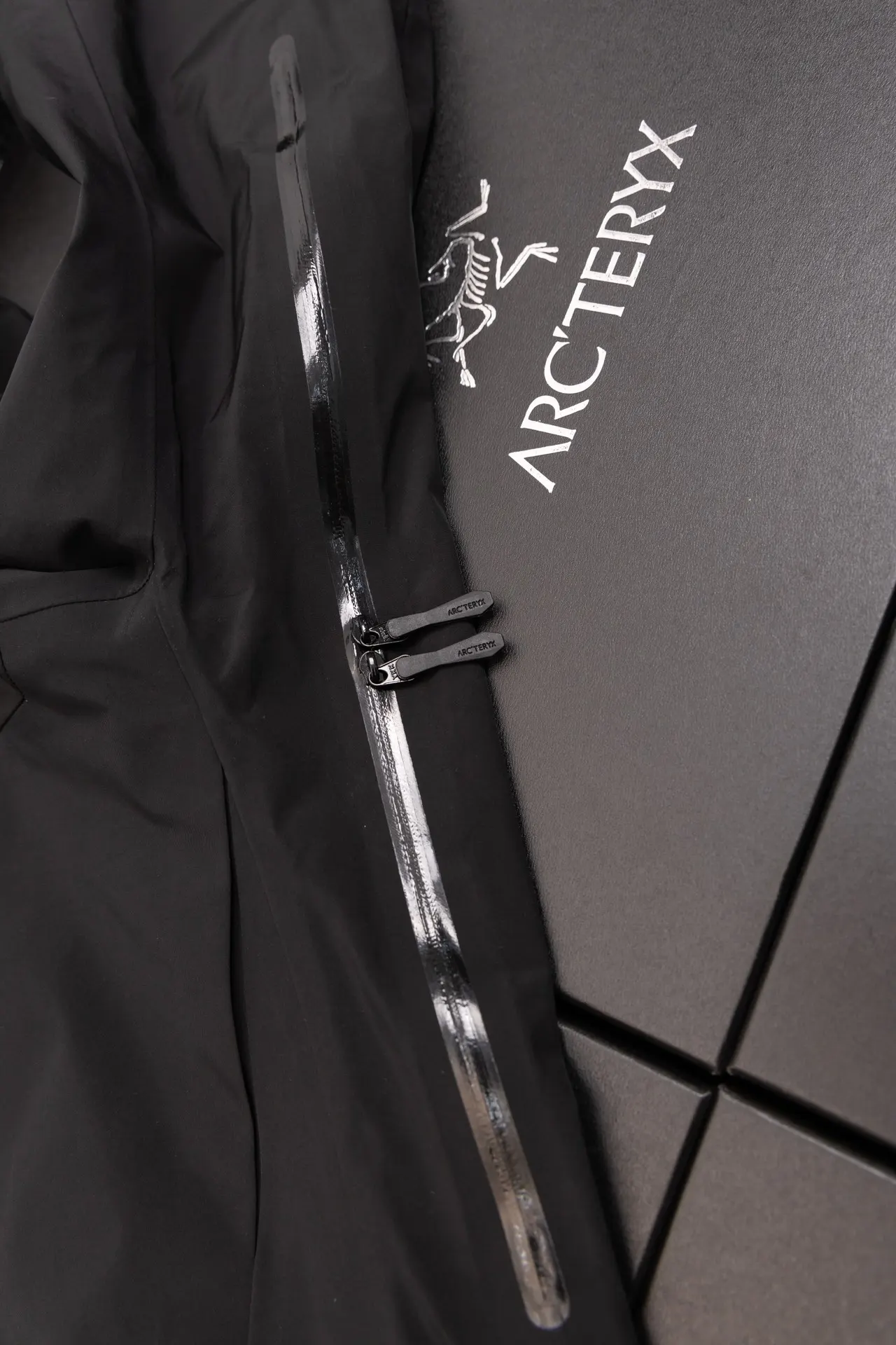 Alpha SV GORE-TEX Hooded Shell Jacket D34019496 — view 6