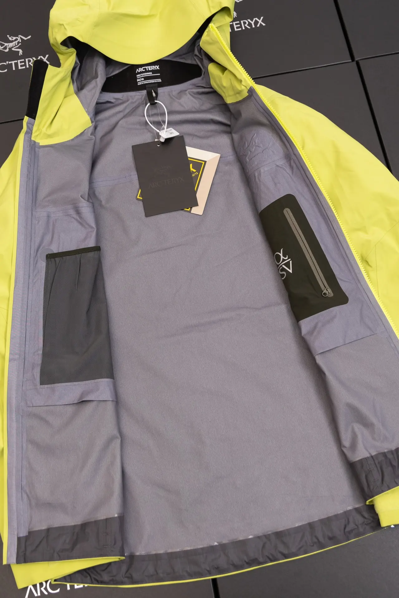 Alpha SV GORE-TEX Hooded Shell Jacket D34019492 — view 2