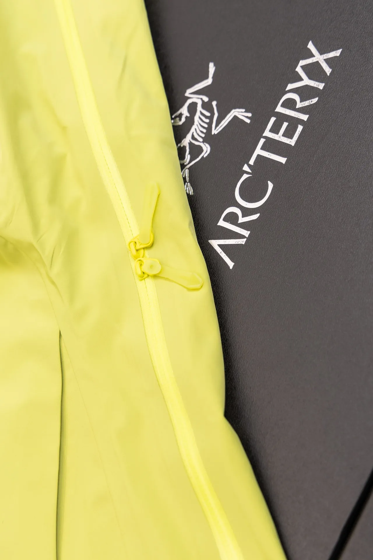 Alpha SV GORE-TEX Hooded Shell Jacket D34019492 — view 8