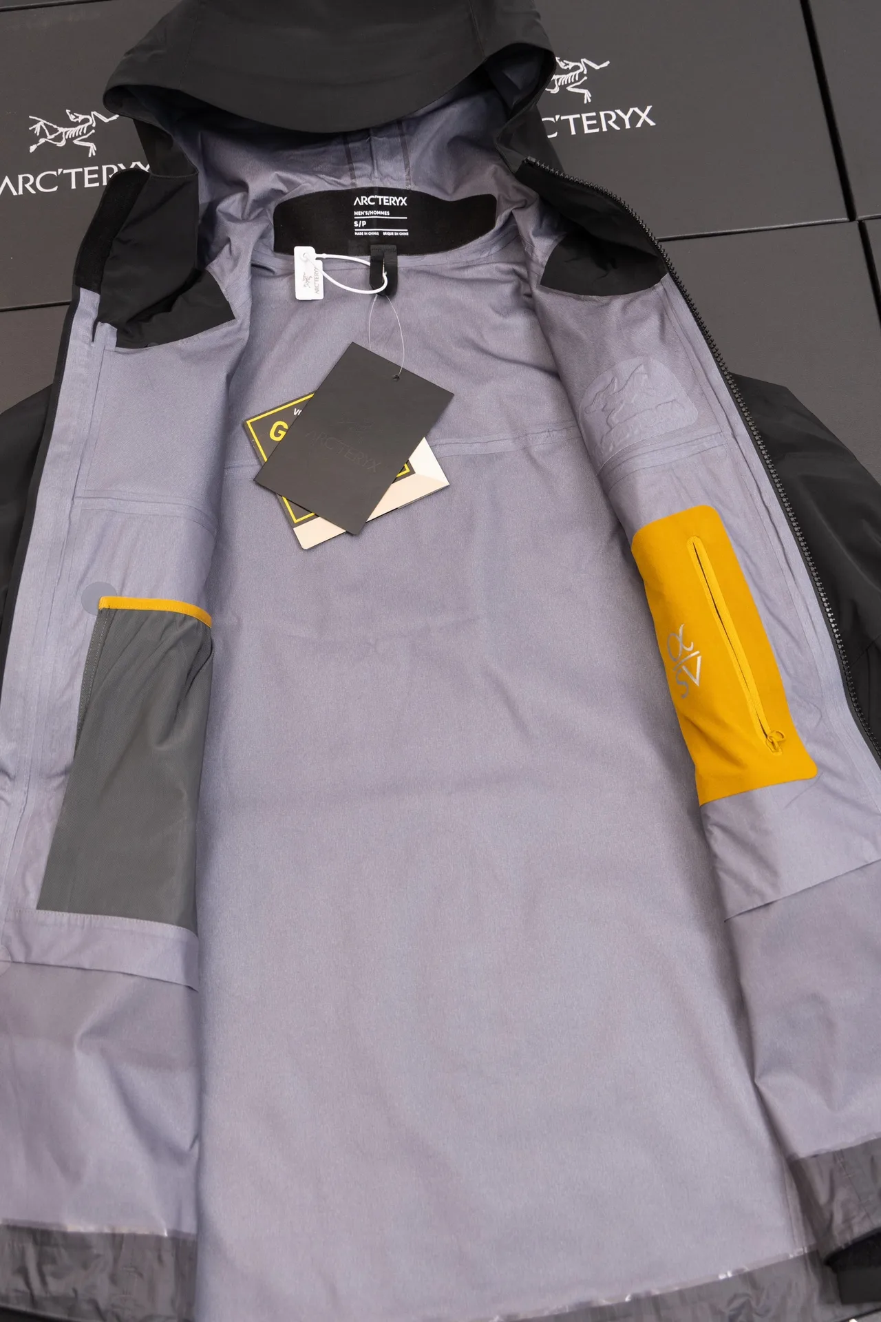 Alpha SV GORE-TEX Hooded Shell Jacket D34019495 — view 2