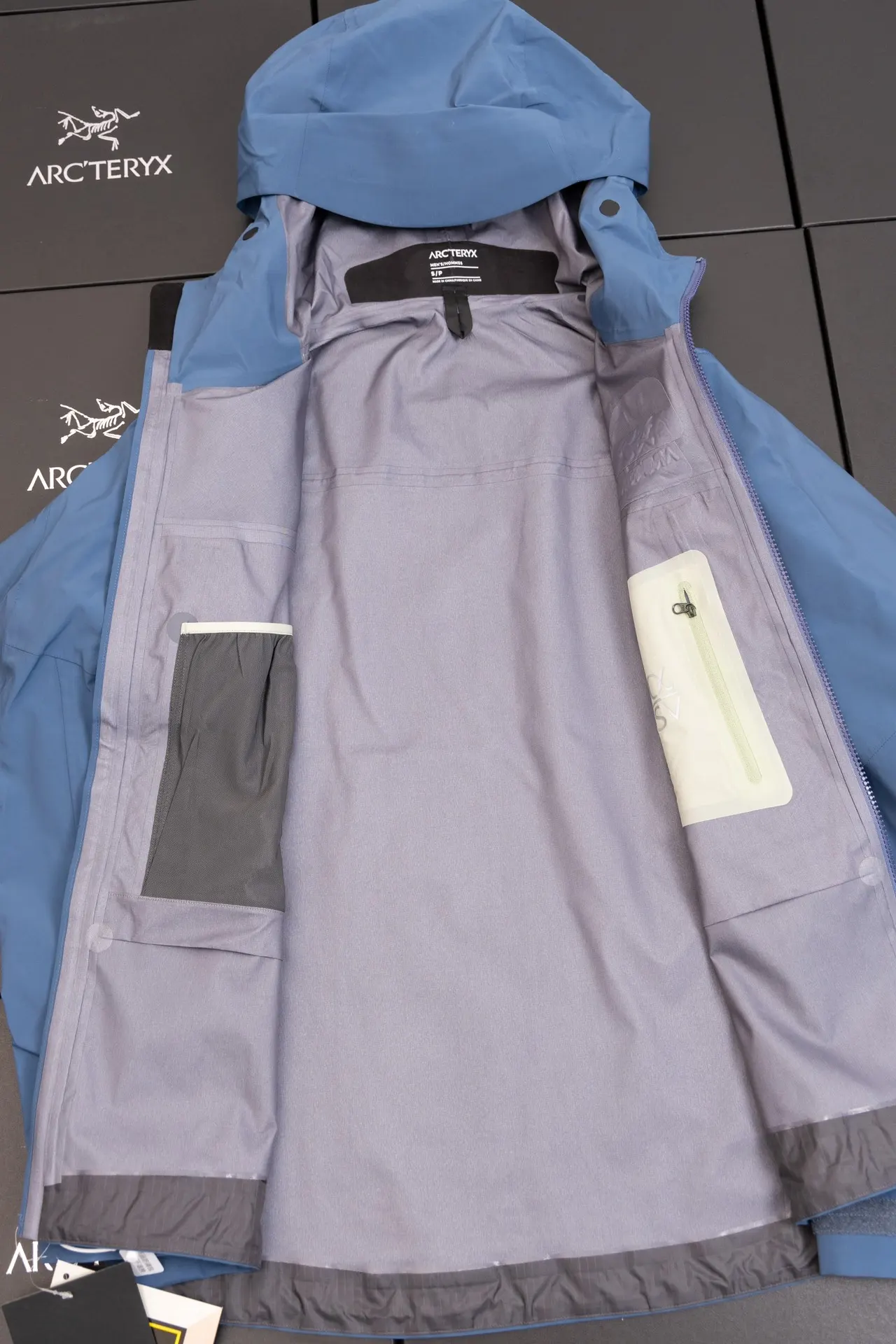 Alpha SV GORE-TEX Hooded Shell Jacket D34019491 — view 2