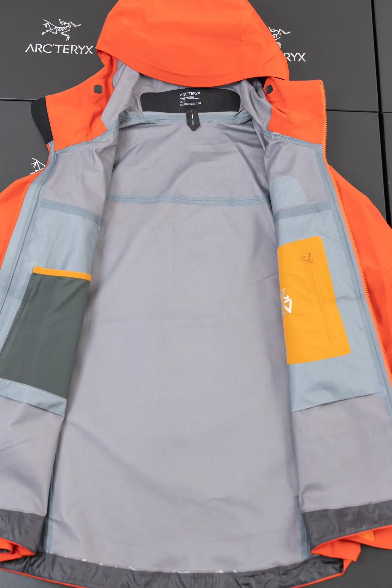 Alpha SV GORE-TEX Hooded Shell Jacket D34019489 — view 6