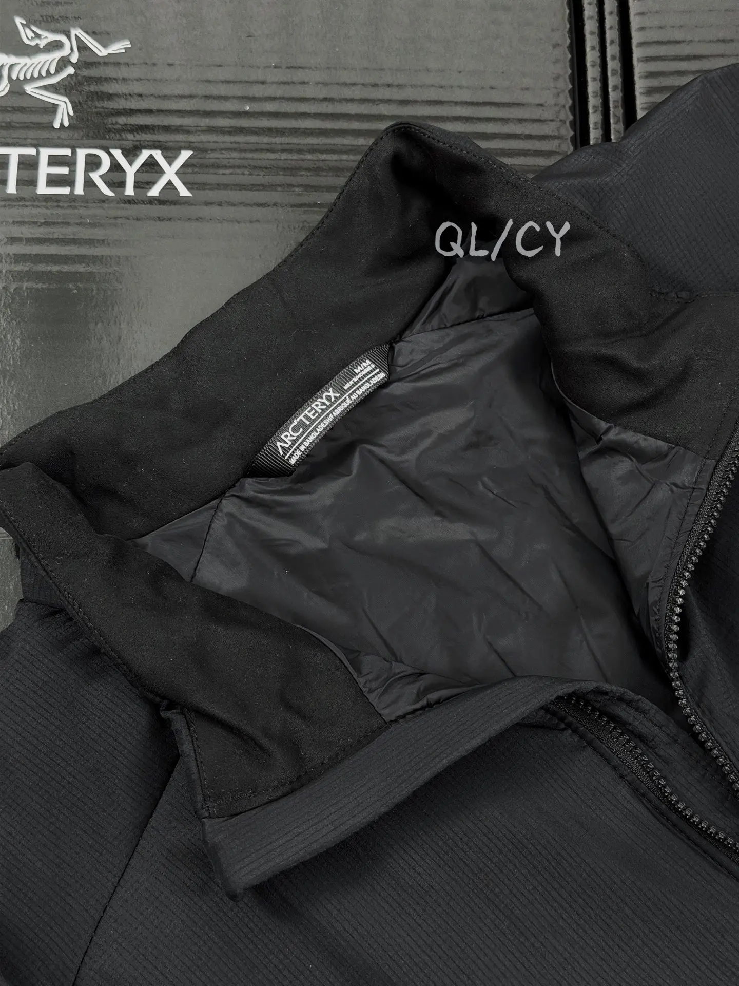 Arc'teryx Atom Hoody Lightweight Insulated Jacket D34019644 — view 2